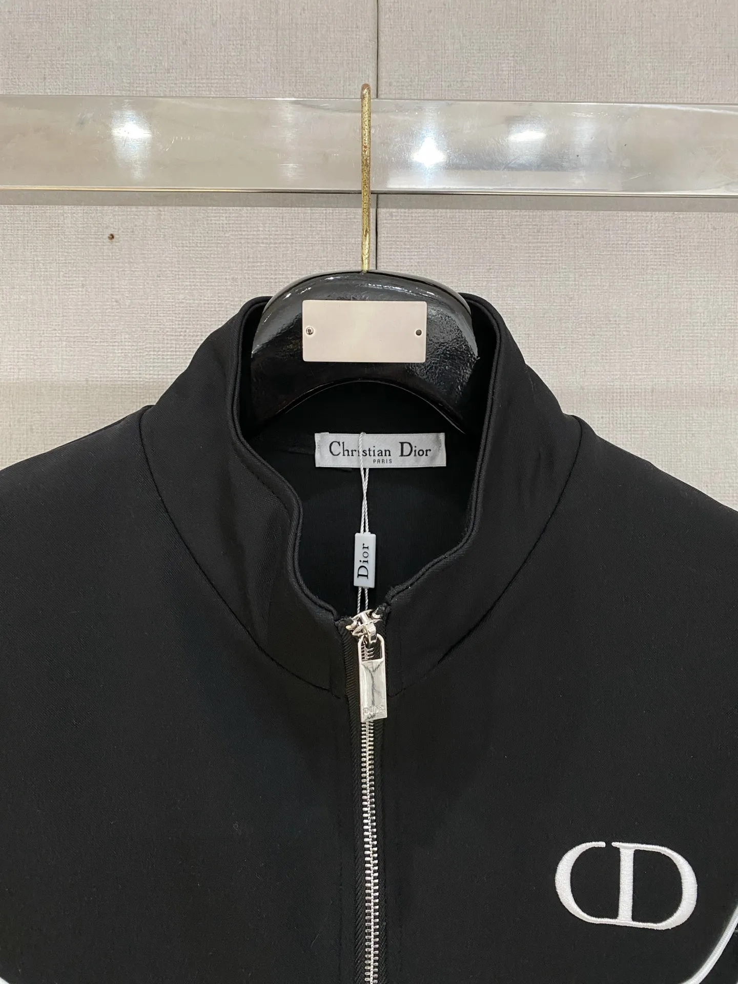 🅿️720 Dior hot-selling suit is coming. Focus on the original version of the official website. 2025 new hot-selling cardigan suit. The original order is the best. 🇭🇰The meticulous work of top designers. It has a fitting and perfect upper body effect. All-natural high-quality Tencel Roman cotton 100%, close-fitting comfort, noble and elegant! Original hardware embodies elegance and nobility! Counter size: M-3XL (maximum wear up to 190 pounds)