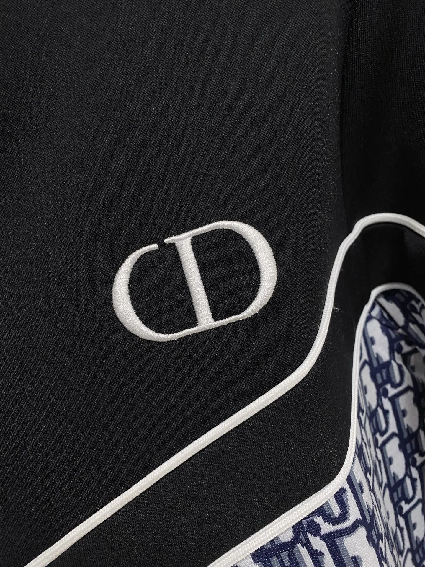 🅿️720 Dior hot-selling suit is coming. Focus on the original version of the official website. 2025 new hot-selling cardigan suit. The original order is the best. 🇭🇰The meticulous work of top designers. It has a fitting and perfect upper body effect. All-natural high-quality Tencel Roman cotton 100%, close-fitting comfort, noble and elegant! Original hardware embodies elegance and nobility! Counter size: M-3XL (maximum wear up to 190 pounds)