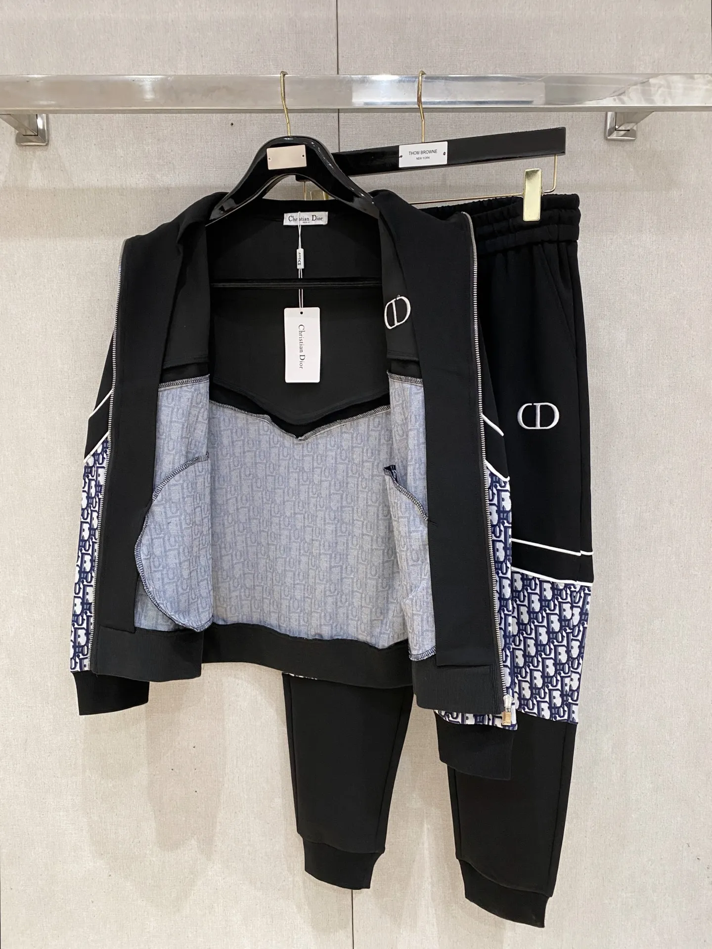 🅿️720 Dior hot-selling suit is coming. Focus on the original version of the official website. 2025 new hot-selling cardigan suit. The original order is the best. 🇭🇰The meticulous work of top designers. It has a fitting and perfect upper body effect. All-natural high-quality Tencel Roman cotton 100%, close-fitting comfort, noble and elegant! Original hardware embodies elegance and nobility! Counter size: M-3XL (maximum wear up to 190 pounds)