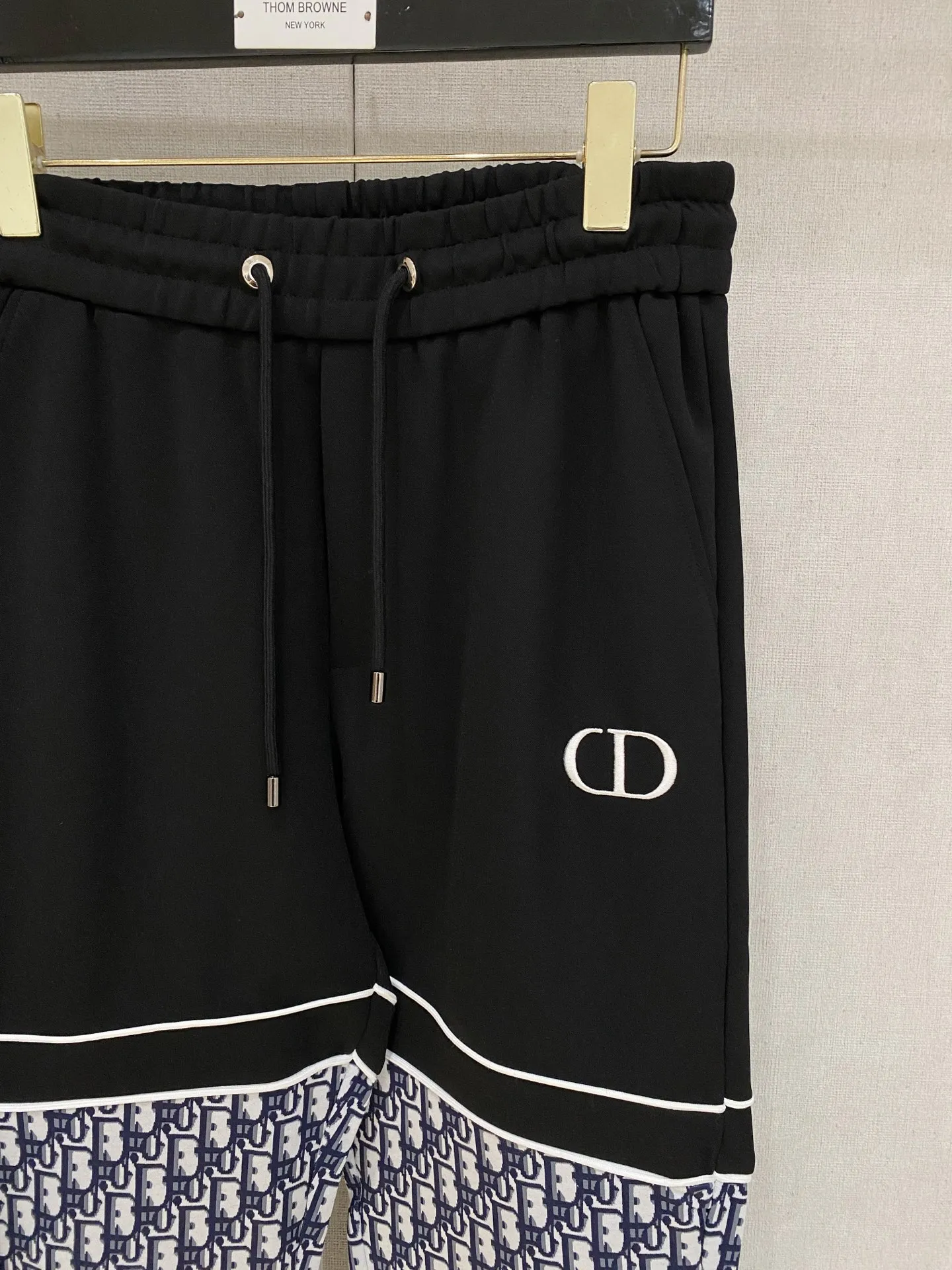 🅿️720 Dior hot-selling suit is coming. Focus on the original version of the official website. 2025 new hot-selling cardigan suit. The original order is the best. 🇭🇰The meticulous work of top designers. It has a fitting and perfect upper body effect. All-natural high-quality Tencel Roman cotton 100%, close-fitting comfort, noble and elegant! Original hardware embodies elegance and nobility! Counter size: M-3XL (maximum wear up to 190 pounds)