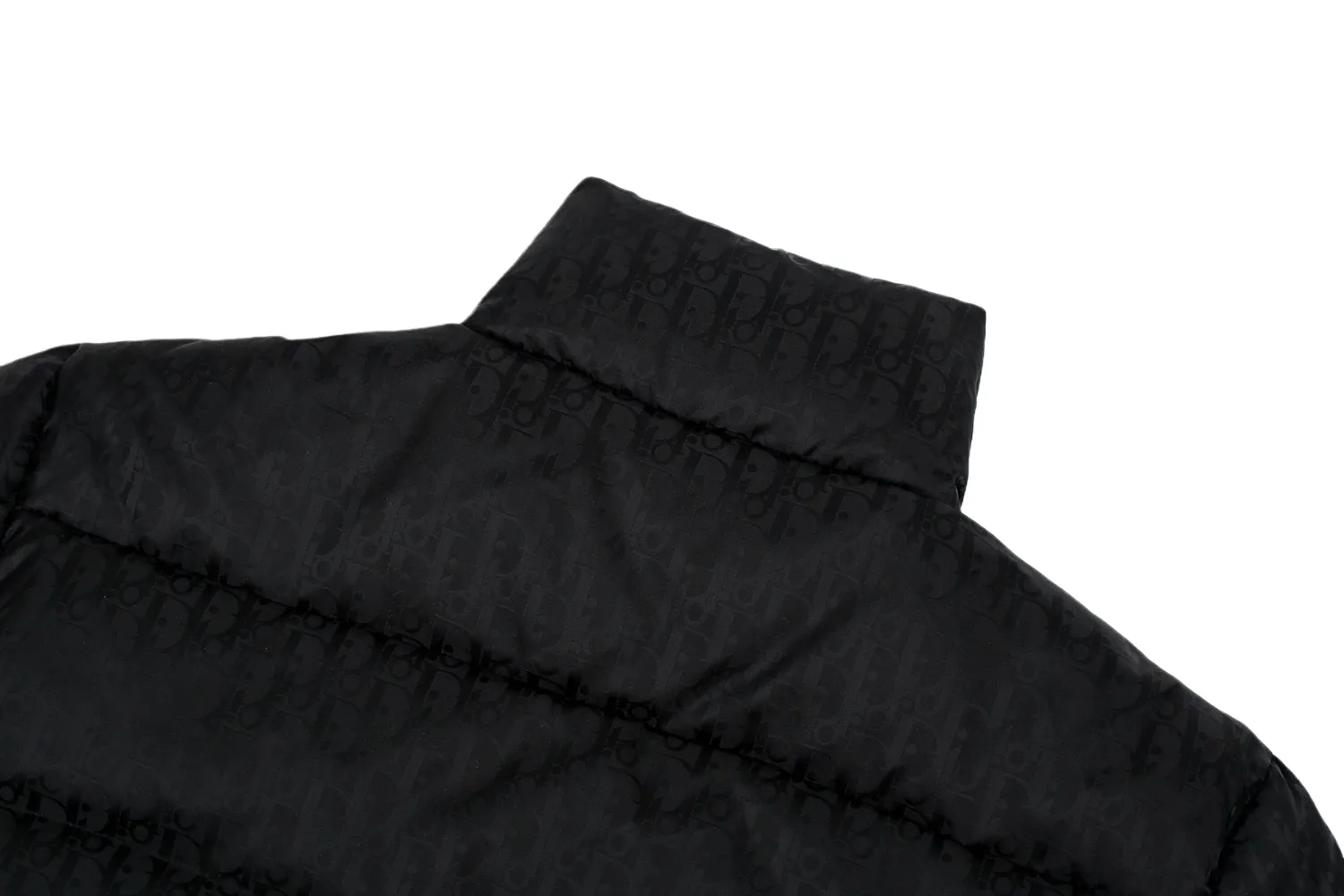 🅿️880 [Exclusive supply] CD 23SS full printed dark pattern presbyopia down jacket Originally purchased for RMB 27,000, the whole garment is made of imported technical polyamide fiber jacquard logo decorated with classic Oblique printed fabrics. The design spacing of the printing pattern and the spacing of details are aligned in parallel. The juxtaposed jacquard effect and feel are very restored. The inner filling is made of national standard 90-degree, with a layer of nylon material on the lining. It is made of white duck down with high fluffiness. It has a full down feel, better warmth retention effect, and no down stalks. The neat small stand-up collar is matched with the shoulder line, and the double pocket design is added to the front shoulder panel. The hem has a drawstring that can be adjusted freely, and the cuffs have elastic elastic cuffs. The placket has a double-open stand-up collar design. The silver-plated lettering hardware accessories are matched with high-quality European lettering two-way zipper closure. The sliders, eyelets, inner pocket buttons, concealed buttons, and adjustment buckles are still custom-made with the original molded logo. Size:46-48-50-52