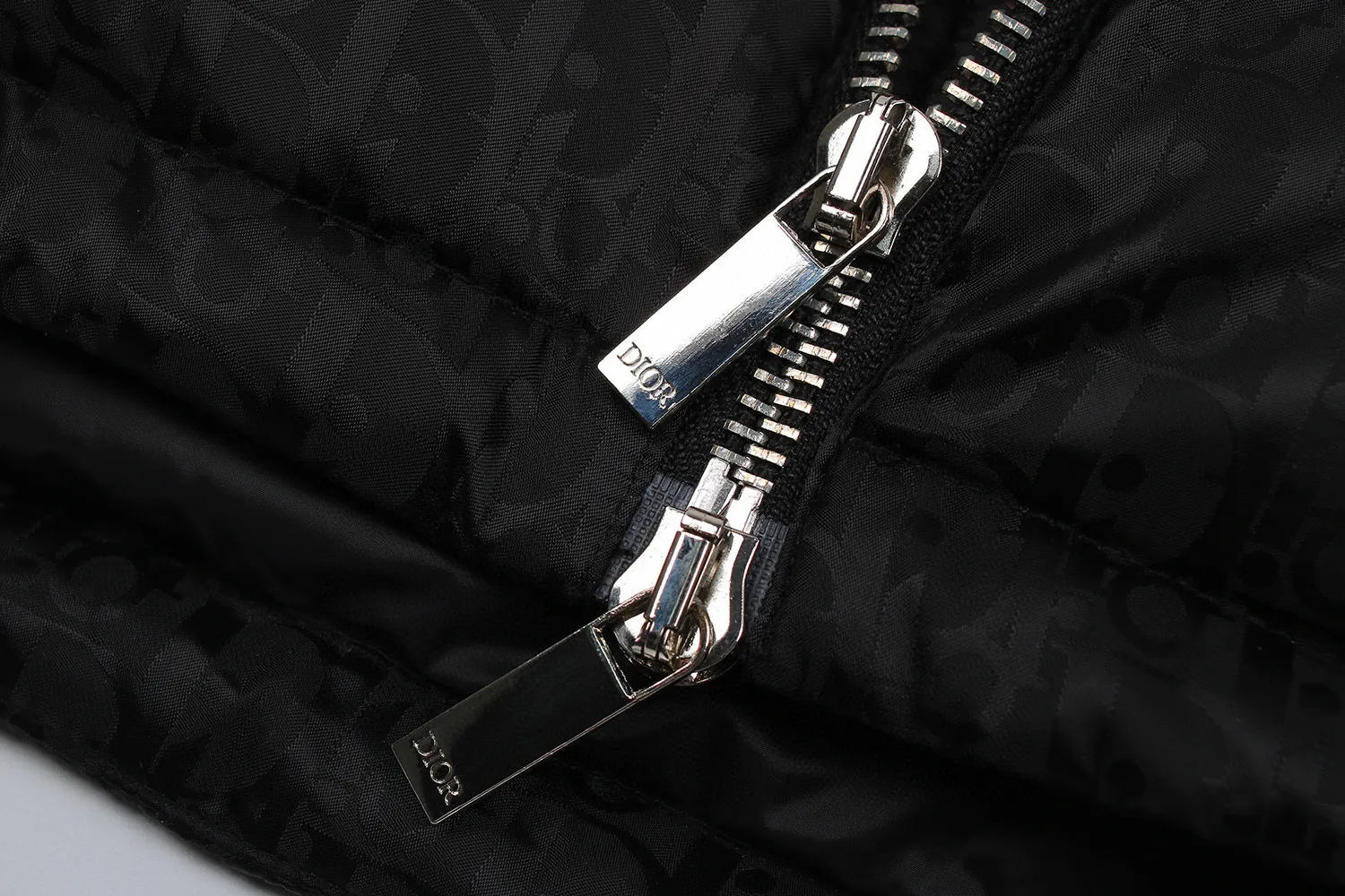 🅿️880 [Exclusive supply] CD 23SS full printed dark pattern presbyopia down jacket Originally purchased for RMB 27,000, the whole garment is made of imported technical polyamide fiber jacquard logo decorated with classic Oblique printed fabrics. The design spacing of the printing pattern and the spacing of details are aligned in parallel. The juxtaposed jacquard effect and feel are very restored. The inner filling is made of national standard 90-degree, with a layer of nylon material on the lining. It is made of white duck down with high fluffiness. It has a full down feel, better warmth retention effect, and no down stalks. The neat small stand-up collar is matched with the shoulder line, and the double pocket design is added to the front shoulder panel. The hem has a drawstring that can be adjusted freely, and the cuffs have elastic elastic cuffs. The placket has a double-open stand-up collar design. The silver-plated lettering hardware accessories are matched with high-quality European lettering two-way zipper closure. The sliders, eyelets, inner pocket buttons, concealed buttons, and adjustment buckles are still custom-made with the original molded logo. Size:46-48-50-52