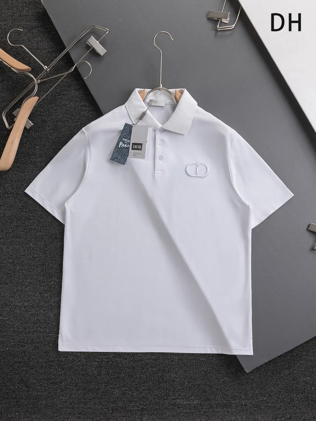 🅿️220 Dior CD DIOR micro-wide version S-XL Dior 25SS ｜Exclusively customized, the same model at the counter. Simple letters CD on the chest🪡 embroidered small logo makes it more beautiful. Exquisite craftsmanship round neck style, exclusive customized pure cotton silk fabric, soft and close-fitting technical fabric, customized original thread, extremely high grade, exquisite workmanship, and the upper body is extremely handsome. It can be said to be very mature in terms of element integration. The classic short-sleeves are complete with 3 labels and are fashionable for men. They are unparalleled in terms of upper body comfort and can be said to be a summer must-have. The dark and light colors are carefully crafted as the main body. Against the pure black background, it seems to reveal a mysterious atmosphere coming from the starry sky~ The softest material and fabric used can perfectly soothe every inch of skin and provide an excellent touch experience. The organic combination of style and craftsmanship makes the matching experience more complicated. Whether it is worn as an inner layer or worn alone, it is a very ingenious piece ~ worth buying! ! Plant grass online~~Highly recommended! ! ! Color: Black, White Royal Blue Size Chart: S: Shoulder Width 50 - Bust 54 - Clothing Length 70 M: Shoulder Width 52 - Bust 56.5 - Clothing Length 72 L: Shoulder Width 54 - Bust 59 - Clothing Length 74 XL: Shoulder Width 56 - Bust 61.5 - Clothing Length 76