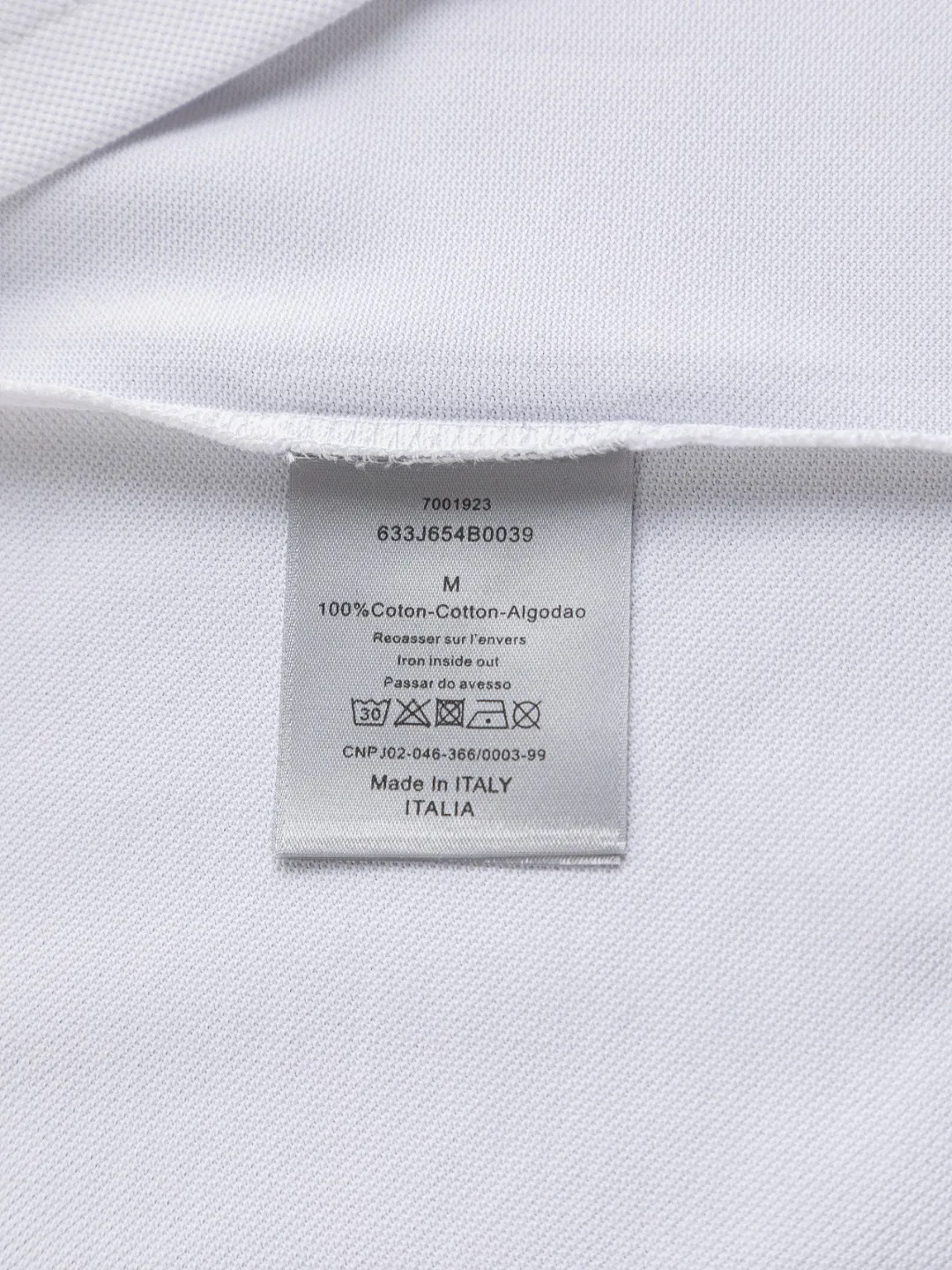 🅿️220 Dior CD DIOR micro-wide version S-XL Dior 25SS ｜Exclusively customized, the same model at the counter. Simple letters CD on the chest🪡 embroidered small logo makes it more beautiful. Exquisite craftsmanship round neck style, exclusive customized pure cotton silk fabric, soft and close-fitting technical fabric, customized original thread, extremely high grade, exquisite workmanship, and the upper body is extremely handsome. It can be said to be very mature in terms of element integration. The classic short-sleeves are complete with 3 labels and are fashionable for men. They are unparalleled in terms of upper body comfort and can be said to be a summer must-have. The dark and light colors are carefully crafted as the main body. Against the pure black background, it seems to reveal a mysterious atmosphere coming from the starry sky~ The softest material and fabric used can perfectly soothe every inch of skin and provide an excellent touch experience. The organic combination of style and craftsmanship makes the matching experience more complicated. Whether it is worn as an inner layer or worn alone, it is a very ingenious piece ~ worth buying! ! Plant grass online~~Highly recommended! ! ! Color: Black, White Royal Blue Size Chart: S: Shoulder Width 50 - Bust 54 - Clothing Length 70 M: Shoulder Width 52 - Bust 56.5 - Clothing Length 72 L: Shoulder Width 54 - Bust 59 - Clothing Length 74 XL: Shoulder Width 56 - Bust 61.5 - Clothing Length 76