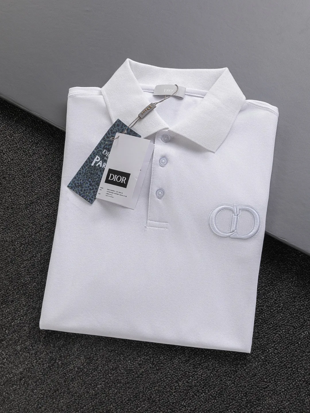 🅿️220 Dior CD DIOR micro-wide version S-XL Dior 25SS ｜Exclusively customized, the same model at the counter. Simple letters CD on the chest🪡 embroidered small logo makes it more beautiful. Exquisite craftsmanship round neck style, exclusive customized pure cotton silk fabric, soft and close-fitting technical fabric, customized original thread, extremely high grade, exquisite workmanship, and the upper body is extremely handsome. It can be said to be very mature in terms of element integration. The classic short-sleeves are complete with 3 labels and are fashionable for men. They are unparalleled in terms of upper body comfort and can be said to be a summer must-have. The dark and light colors are carefully crafted as the main body. Against the pure black background, it seems to reveal a mysterious atmosphere coming from the starry sky~ The softest material and fabric used can perfectly soothe every inch of skin and provide an excellent touch experience. The organic combination of style and craftsmanship makes the matching experience more complicated. Whether it is worn as an inner layer or worn alone, it is a very ingenious piece ~ worth buying! ! Plant grass online~~Highly recommended! ! ! Color: Black, White Royal Blue Size Chart: S: Shoulder Width 50 - Bust 54 - Clothing Length 70 M: Shoulder Width 52 - Bust 56.5 - Clothing Length 72 L: Shoulder Width 54 - Bust 59 - Clothing Length 74 XL: Shoulder Width 56 - Bust 61.5 - Clothing Length 76