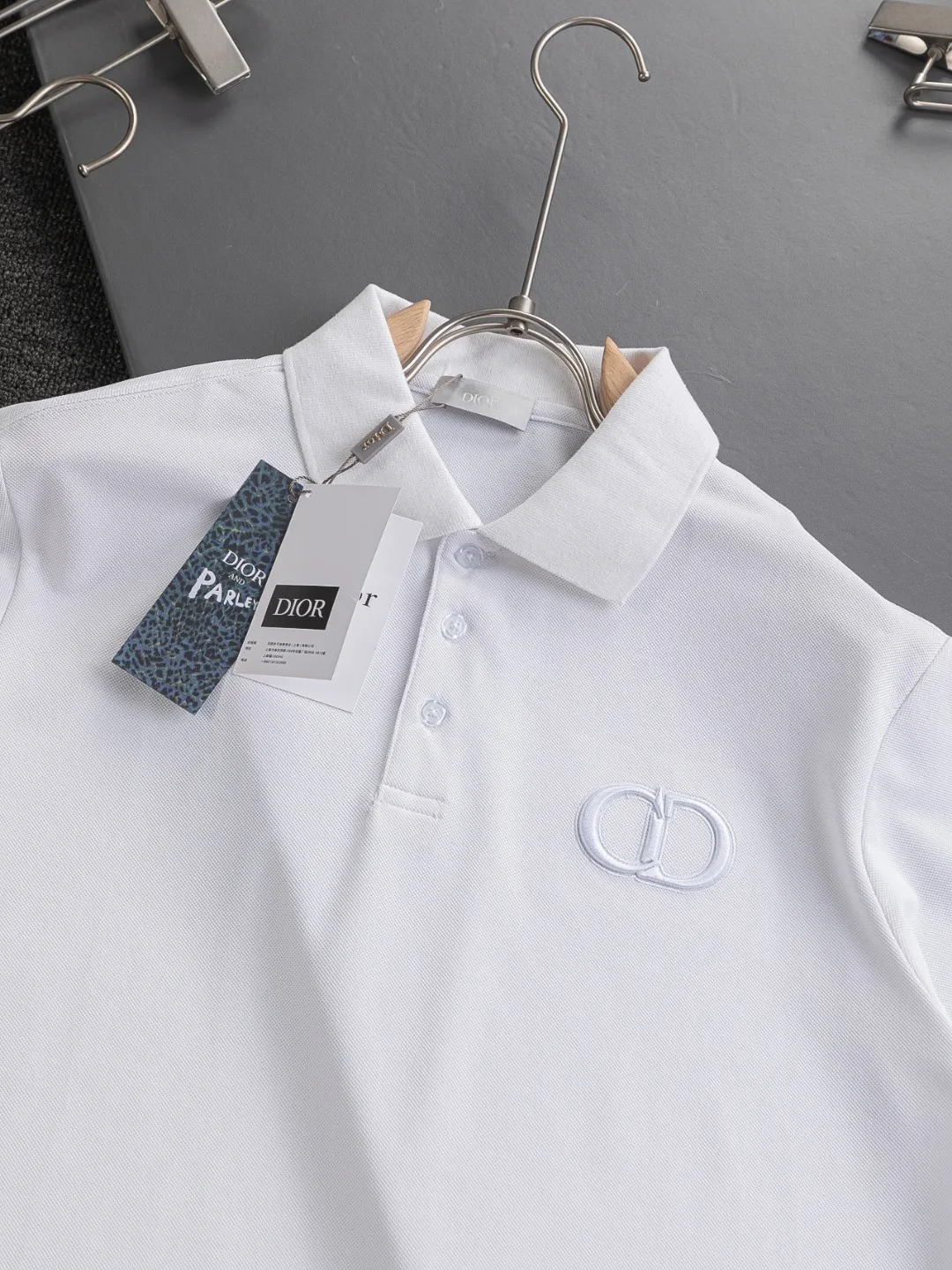 🅿️220 Dior CD DIOR micro-wide version S-XL Dior 25SS ｜Exclusively customized, the same model at the counter. Simple letters CD on the chest🪡 embroidered small logo makes it more beautiful. Exquisite craftsmanship round neck style, exclusive customized pure cotton silk fabric, soft and close-fitting technical fabric, customized original thread, extremely high grade, exquisite workmanship, and the upper body is extremely handsome. It can be said to be very mature in terms of element integration. The classic short-sleeves are complete with 3 labels and are fashionable for men. They are unparalleled in terms of upper body comfort and can be said to be a summer must-have. The dark and light colors are carefully crafted as the main body. Against the pure black background, it seems to reveal a mysterious atmosphere coming from the starry sky~ The softest material and fabric used can perfectly soothe every inch of skin and provide an excellent touch experience. The organic combination of style and craftsmanship makes the matching experience more complicated. Whether it is worn as an inner layer or worn alone, it is a very ingenious piece ~ worth buying! ! Plant grass online~~Highly recommended! ! ! Color: Black, White Royal Blue Size Chart: S: Shoulder Width 50 - Bust 54 - Clothing Length 70 M: Shoulder Width 52 - Bust 56.5 - Clothing Length 72 L: Shoulder Width 54 - Bust 59 - Clothing Length 74 XL: Shoulder Width 56 - Bust 61.5 - Clothing Length 76
