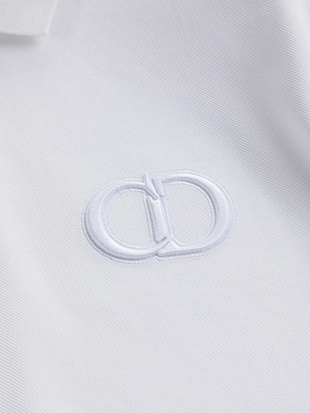 🅿️220 Dior CD DIOR micro-wide version S-XL Dior 25SS ｜Exclusively customized, the same model at the counter. Simple letters CD on the chest🪡 embroidered small logo makes it more beautiful. Exquisite craftsmanship round neck style, exclusive customized pure cotton silk fabric, soft and close-fitting technical fabric, customized original thread, extremely high grade, exquisite workmanship, and the upper body is extremely handsome. It can be said to be very mature in terms of element integration. The classic short-sleeves are complete with 3 labels and are fashionable for men. They are unparalleled in terms of upper body comfort and can be said to be a summer must-have. The dark and light colors are carefully crafted as the main body. Against the pure black background, it seems to reveal a mysterious atmosphere coming from the starry sky~ The softest material and fabric used can perfectly soothe every inch of skin and provide an excellent touch experience. The organic combination of style and craftsmanship makes the matching experience more complicated. Whether it is worn as an inner layer or worn alone, it is a very ingenious piece ~ worth buying! ! Plant grass online~~Highly recommended! ! ! Color: Black, White Royal Blue Size Chart: S: Shoulder Width 50 - Bust 54 - Clothing Length 70 M: Shoulder Width 52 - Bust 56.5 - Clothing Length 72 L: Shoulder Width 54 - Bust 59 - Clothing Length 74 XL: Shoulder Width 56 - Bust 61.5 - Clothing Length 76