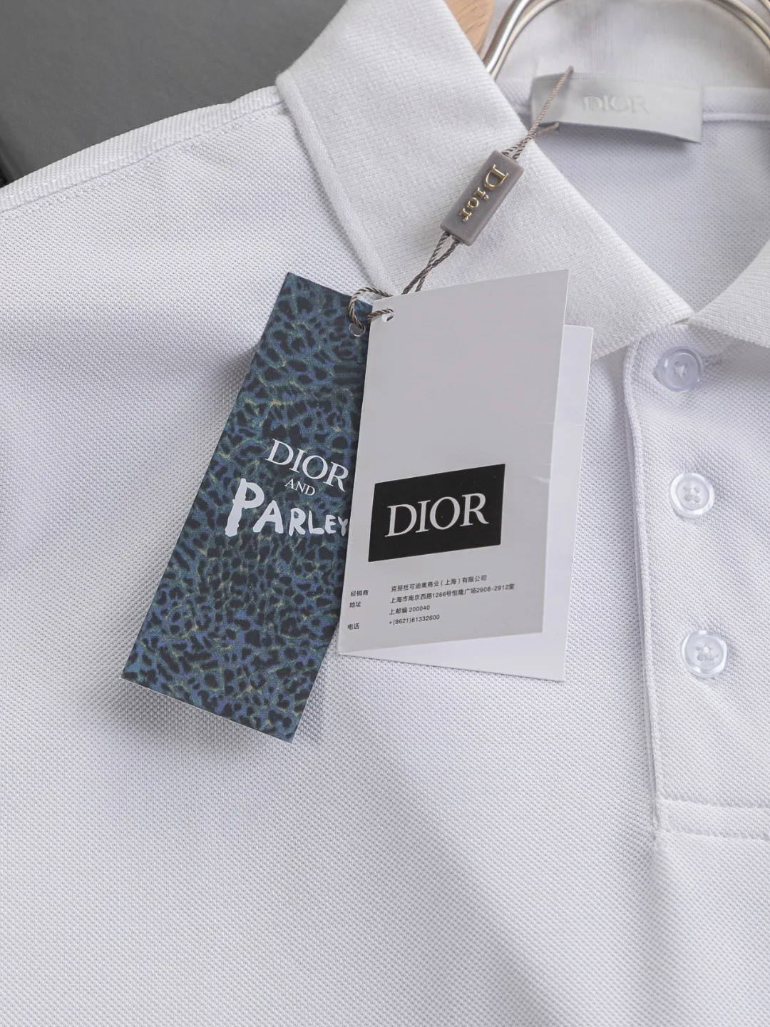 🅿️220 Dior CD DIOR micro-wide version S-XL Dior 25SS ｜Exclusively customized, the same model at the counter. Simple letters CD on the chest🪡 embroidered small logo makes it more beautiful. Exquisite craftsmanship round neck style, exclusive customized pure cotton silk fabric, soft and close-fitting technical fabric, customized original thread, extremely high grade, exquisite workmanship, and the upper body is extremely handsome. It can be said to be very mature in terms of element integration. The classic short-sleeves are complete with 3 labels and are fashionable for men. They are unparalleled in terms of upper body comfort and can be said to be a summer must-have. The dark and light colors are carefully crafted as the main body. Against the pure black background, it seems to reveal a mysterious atmosphere coming from the starry sky~ The softest material and fabric used can perfectly soothe every inch of skin and provide an excellent touch experience. The organic combination of style and craftsmanship makes the matching experience more complicated. Whether it is worn as an inner layer or worn alone, it is a very ingenious piece ~ worth buying! ! Plant grass online~~Highly recommended! ! ! Color: Black, White Royal Blue Size Chart: S: Shoulder Width 50 - Bust 54 - Clothing Length 70 M: Shoulder Width 52 - Bust 56.5 - Clothing Length 72 L: Shoulder Width 54 - Bust 59 - Clothing Length 74 XL: Shoulder Width 56 - Bust 61.5 - Clothing Length 76