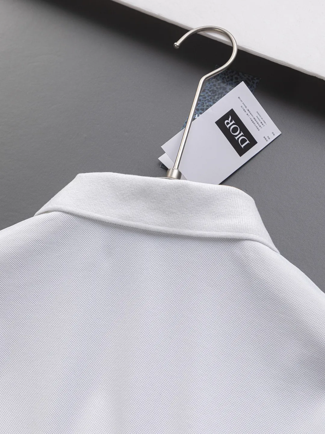 🅿️220 Dior CD DIOR micro-wide version S-XL Dior 25SS ｜Exclusively customized, the same model at the counter. Simple letters CD on the chest🪡 embroidered small logo makes it more beautiful. Exquisite craftsmanship round neck style, exclusive customized pure cotton silk fabric, soft and close-fitting technical fabric, customized original thread, extremely high grade, exquisite workmanship, and the upper body is extremely handsome. It can be said to be very mature in terms of element integration. The classic short-sleeves are complete with 3 labels and are fashionable for men. They are unparalleled in terms of upper body comfort and can be said to be a summer must-have. The dark and light colors are carefully crafted as the main body. Against the pure black background, it seems to reveal a mysterious atmosphere coming from the starry sky~ The softest material and fabric used can perfectly soothe every inch of skin and provide an excellent touch experience. The organic combination of style and craftsmanship makes the matching experience more complicated. Whether it is worn as an inner layer or worn alone, it is a very ingenious piece ~ worth buying! ! Plant grass online~~Highly recommended! ! ! Color: Black, White Royal Blue Size Chart: S: Shoulder Width 50 - Bust 54 - Clothing Length 70 M: Shoulder Width 52 - Bust 56.5 - Clothing Length 72 L: Shoulder Width 54 - Bust 59 - Clothing Length 74 XL: Shoulder Width 56 - Bust 61.5 - Clothing Length 76