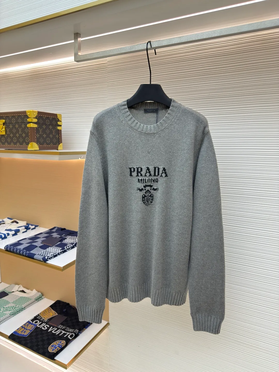 Prada jacquard crew neck sweater ●Authentic product: Purchased and developed by 11780 ●Item number: 1680312-A90 ●Fabric: Cashmere wool fabric ●Technology: Jacquard production ●Version: Loose version ●Weight: about 555 grams ●Size: 46-48-50-52 ●Description: Custom-woven 55° cashmere wool, full texture, comfortable and skin-friendly, pure white as the base, pure and elegant The black jacquard pen outlines a beautiful picture of Italian luxury and fashion. The iconic Prada logo is eye-catchingly presented in jacquard style. It complements the unique design of the neckline triangle area to increase brand recognition. It follows Prada's consistent simple style and opens up endless possibilities for fashion matching with its classic posture. Made of jacquard tissue imported from Germany, the arrangement and interweaving of yarns are precisely controlled and carefully interwoven on the loom. Prada logo jacquard artistic pattern inlay makes the fabric more vivid and three-dimensional. Using three-dimensional seam stitching, it uses specific sewing methods at the seams to make clothes more three-dimensional and fit the body. The workmanship is tedious and complicated. The overall wiring is straight and delicate, the fabric is comfortable and soft, and the color is consistent without color difference. It can be matched with the same style to create a fashionable look and control various occasions. Customized accessories, complete with three standards, same style for men and women!