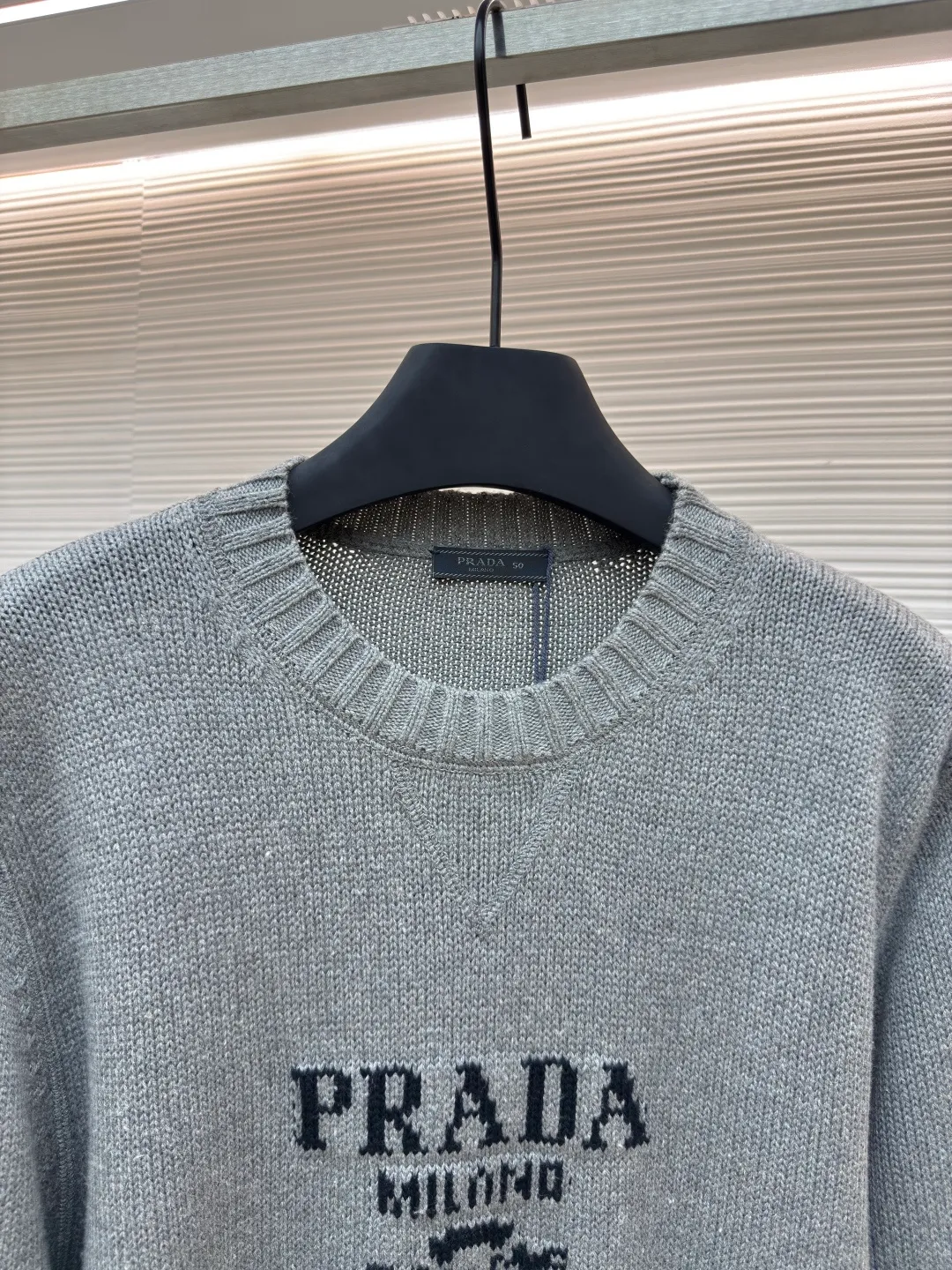 Prada jacquard crew neck sweater ●Authentic product: Purchased and developed by 11780 ●Item number: 1680312-A90 ●Fabric: Cashmere wool fabric ●Technology: Jacquard production ●Version: Loose version ●Weight: about 555 grams ●Size: 46-48-50-52 ●Description: Custom-woven 55° cashmere wool, full texture, comfortable and skin-friendly, pure white as the base, pure and elegant The black jacquard pen outlines a beautiful picture of Italian luxury and fashion. The iconic Prada logo is eye-catchingly presented in jacquard style. It complements the unique design of the neckline triangle area to increase brand recognition. It follows Prada's consistent simple style and opens up endless possibilities for fashion matching with its classic posture. Made of jacquard tissue imported from Germany, the arrangement and interweaving of yarns are precisely controlled and carefully interwoven on the loom. Prada logo jacquard artistic pattern inlay makes the fabric more vivid and three-dimensional. Using three-dimensional seam stitching, it uses specific sewing methods at the seams to make clothes more three-dimensional and fit the body. The workmanship is tedious and complicated. The overall wiring is straight and delicate, the fabric is comfortable and soft, and the color is consistent without color difference. It can be matched with the same style to create a fashionable look and control various occasions. Customized accessories, complete with three standards, same style for men and women!