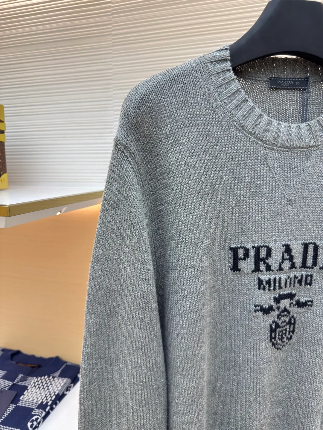 Prada jacquard crew neck sweater ●Authentic product: Purchased and developed by 11780 ●Item number: 1680312-A90 ●Fabric: Cashmere wool fabric ●Technology: Jacquard production ●Version: Loose version ●Weight: about 555 grams ●Size: 46-48-50-52 ●Description: Custom-woven 55° cashmere wool, full texture, comfortable and skin-friendly, pure white as the base, pure and elegant The black jacquard pen outlines a beautiful picture of Italian luxury and fashion. The iconic Prada logo is eye-catchingly presented in jacquard style. It complements the unique design of the neckline triangle area to increase brand recognition. It follows Prada's consistent simple style and opens up endless possibilities for fashion matching with its classic posture. Made of jacquard tissue imported from Germany, the arrangement and interweaving of yarns are precisely controlled and carefully interwoven on the loom. Prada logo jacquard artistic pattern inlay makes the fabric more vivid and three-dimensional. Using three-dimensional seam stitching, it uses specific sewing methods at the seams to make clothes more three-dimensional and fit the body. The workmanship is tedious and complicated. The overall wiring is straight and delicate, the fabric is comfortable and soft, and the color is consistent without color difference. It can be matched with the same style to create a fashionable look and control various occasions. Customized accessories, complete with three standards, same style for men and women!