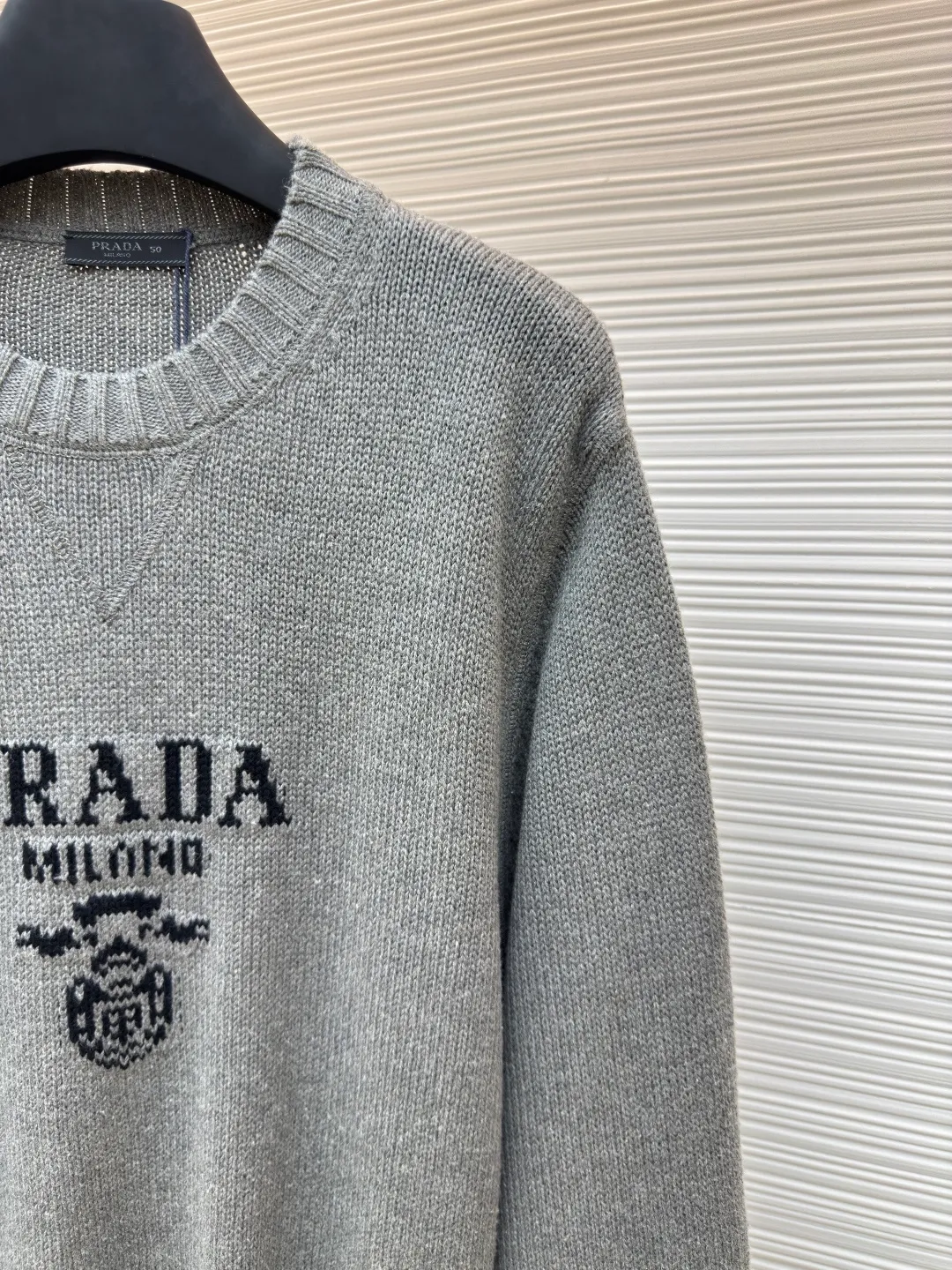 Prada jacquard crew neck sweater ●Authentic product: Purchased and developed by 11780 ●Item number: 1680312-A90 ●Fabric: Cashmere wool fabric ●Technology: Jacquard production ●Version: Loose version ●Weight: about 555 grams ●Size: 46-48-50-52 ●Description: Custom-woven 55° cashmere wool, full texture, comfortable and skin-friendly, pure white as the base, pure and elegant The black jacquard pen outlines a beautiful picture of Italian luxury and fashion. The iconic Prada logo is eye-catchingly presented in jacquard style. It complements the unique design of the neckline triangle area to increase brand recognition. It follows Prada's consistent simple style and opens up endless possibilities for fashion matching with its classic posture. Made of jacquard tissue imported from Germany, the arrangement and interweaving of yarns are precisely controlled and carefully interwoven on the loom. Prada logo jacquard artistic pattern inlay makes the fabric more vivid and three-dimensional. Using three-dimensional seam stitching, it uses specific sewing methods at the seams to make clothes more three-dimensional and fit the body. The workmanship is tedious and complicated. The overall wiring is straight and delicate, the fabric is comfortable and soft, and the color is consistent without color difference. It can be matched with the same style to create a fashionable look and control various occasions. Customized accessories, complete with three standards, same style for men and women!