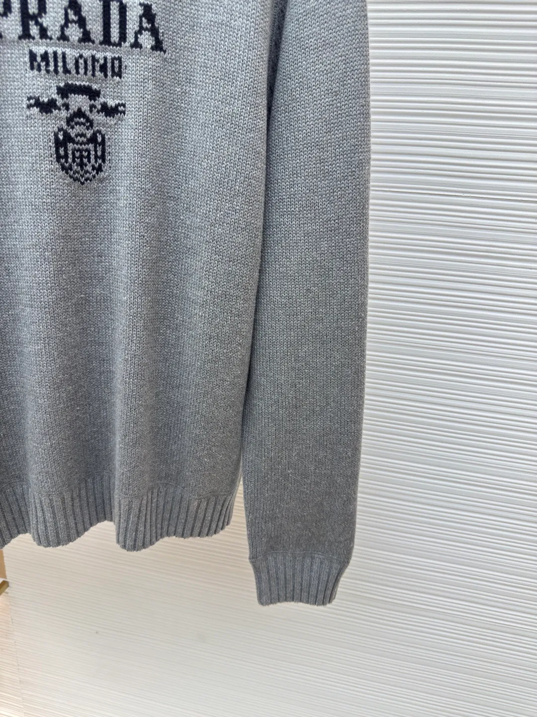Prada jacquard crew neck sweater ●Authentic product: Purchased and developed by 11780 ●Item number: 1680312-A90 ●Fabric: Cashmere wool fabric ●Technology: Jacquard production ●Version: Loose version ●Weight: about 555 grams ●Size: 46-48-50-52 ●Description: Custom-woven 55° cashmere wool, full texture, comfortable and skin-friendly, pure white as the base, pure and elegant The black jacquard pen outlines a beautiful picture of Italian luxury and fashion. The iconic Prada logo is eye-catchingly presented in jacquard style. It complements the unique design of the neckline triangle area to increase brand recognition. It follows Prada's consistent simple style and opens up endless possibilities for fashion matching with its classic posture. Made of jacquard tissue imported from Germany, the arrangement and interweaving of yarns are precisely controlled and carefully interwoven on the loom. Prada logo jacquard artistic pattern inlay makes the fabric more vivid and three-dimensional. Using three-dimensional seam stitching, it uses specific sewing methods at the seams to make clothes more three-dimensional and fit the body. The workmanship is tedious and complicated. The overall wiring is straight and delicate, the fabric is comfortable and soft, and the color is consistent without color difference. It can be matched with the same style to create a fashionable look and control various occasions. Customized accessories, complete with three standards, same style for men and women!