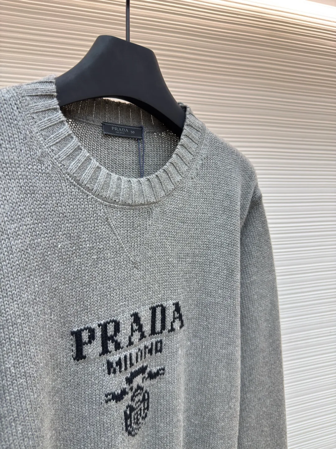 Prada jacquard crew neck sweater ●Authentic product: Purchased and developed by 11780 ●Item number: 1680312-A90 ●Fabric: Cashmere wool fabric ●Technology: Jacquard production ●Version: Loose version ●Weight: about 555 grams ●Size: 46-48-50-52 ●Description: Custom-woven 55° cashmere wool, full texture, comfortable and skin-friendly, pure white as the base, pure and elegant The black jacquard pen outlines a beautiful picture of Italian luxury and fashion. The iconic Prada logo is eye-catchingly presented in jacquard style. It complements the unique design of the neckline triangle area to increase brand recognition. It follows Prada's consistent simple style and opens up endless possibilities for fashion matching with its classic posture. Made of jacquard tissue imported from Germany, the arrangement and interweaving of yarns are precisely controlled and carefully interwoven on the loom. Prada logo jacquard artistic pattern inlay makes the fabric more vivid and three-dimensional. Using three-dimensional seam stitching, it uses specific sewing methods at the seams to make clothes more three-dimensional and fit the body. The workmanship is tedious and complicated. The overall wiring is straight and delicate, the fabric is comfortable and soft, and the color is consistent without color difference. It can be matched with the same style to create a fashionable look and control various occasions. Customized accessories, complete with three standards, same style for men and women!
