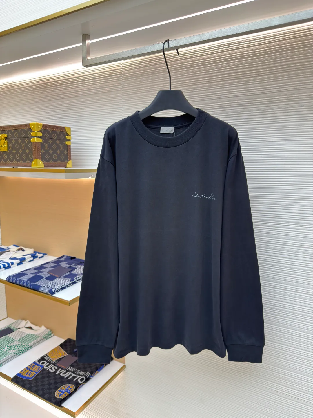 Dior grass printed pullover sweatshirt ●Item number: 1680222-A45 ●Material: pure cotton fabric ●Technology: printing production ●Version: fitted version ●Weight: about 385 grams ●Size: XS-S-M-L ●Description: The fabric is made of 32s double-yarn pure cotton plain weave. The fabric is brushed, with slight cotton wadding on the surface, and the hand feel will become softer. It is matched with 21s double-yarn combed cotton 1*1 flat machine to weave ribs. The front panel is printed with eight-claw machine screen paste, and the letters are laser-engraved with hollow dot film and a 100-mesh mechanical screen is used. The letters on the back panel are made with the same process as the front panel. The flower pattern is printed with color drawing direct injection and dot paste printing. The overall wiring is straight and delicate, the fabric is comfortable and soft, and the color is consistent without color difference. It can be matched with the same style to create a fashionable look and control various occasions. Customized accessories, complete with three standards, same style for men and women!