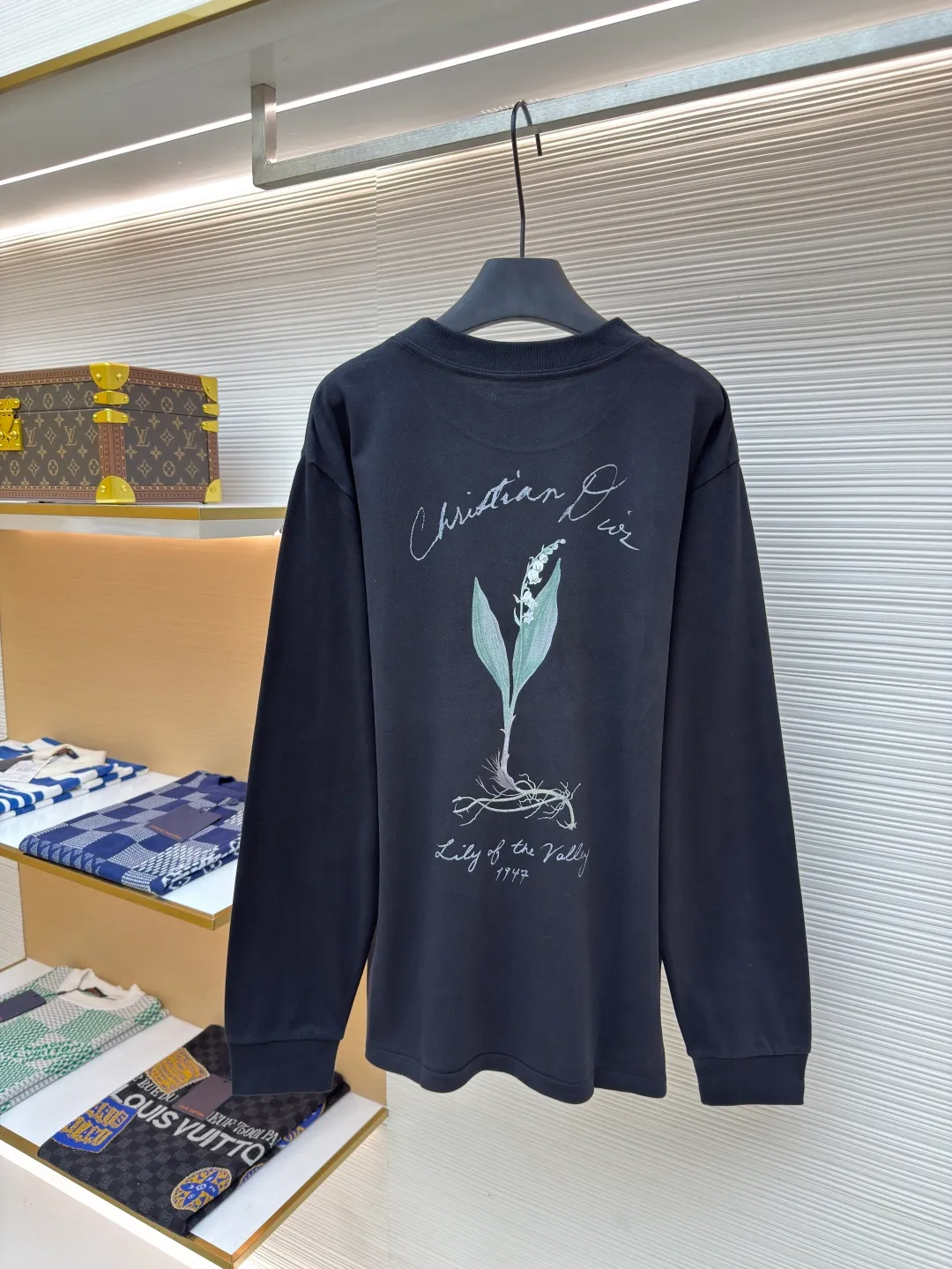 Dior grass printed pullover sweatshirt ●Item number: 1680222-A45 ●Material: pure cotton fabric ●Technology: printing production ●Version: fitted version ●Weight: about 385 grams ●Size: XS-S-M-L ●Description: The fabric is made of 32s double-yarn pure cotton plain weave. The fabric is brushed, with slight cotton wadding on the surface, and the hand feel will become softer. It is matched with 21s double-yarn combed cotton 1*1 flat machine to weave ribs. The front panel is printed with eight-claw machine screen paste, and the letters are laser-engraved with hollow dot film and a 100-mesh mechanical screen is used. The letters on the back panel are made with the same process as the front panel. The flower pattern is printed with color drawing direct injection and dot paste printing. The overall wiring is straight and delicate, the fabric is comfortable and soft, and the color is consistent without color difference. It can be matched with the same style to create a fashionable look and control various occasions. Customized accessories, complete with three standards, same style for men and women!