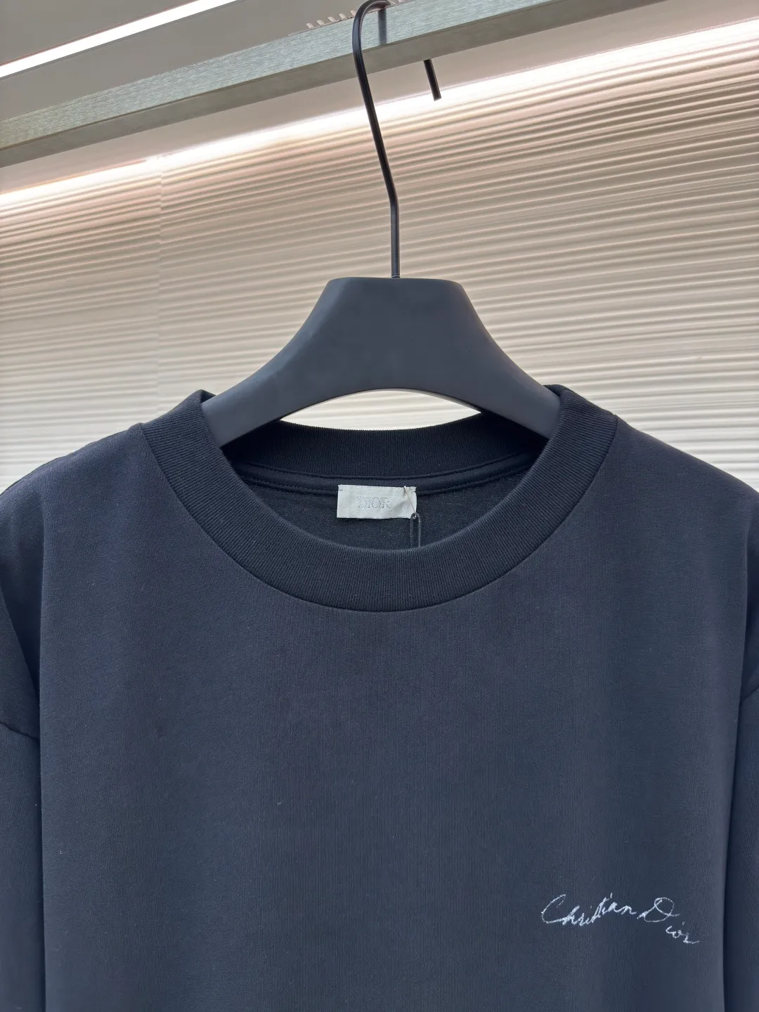 Dior grass printed pullover sweatshirt ●Item number: 1680222-A45 ●Material: pure cotton fabric ●Technology: printing production ●Version: fitted version ●Weight: about 385 grams ●Size: XS-S-M-L ●Description: The fabric is made of 32s double-yarn pure cotton plain weave. The fabric is brushed, with slight cotton wadding on the surface, and the hand feel will become softer. It is matched with 21s double-yarn combed cotton 1*1 flat machine to weave ribs. The front panel is printed with eight-claw machine screen paste, and the letters are laser-engraved with hollow dot film and a 100-mesh mechanical screen is used. The letters on the back panel are made with the same process as the front panel. The flower pattern is printed with color drawing direct injection and dot paste printing. The overall wiring is straight and delicate, the fabric is comfortable and soft, and the color is consistent without color difference. It can be matched with the same style to create a fashionable look and control various occasions. Customized accessories, complete with three standards, same style for men and women!