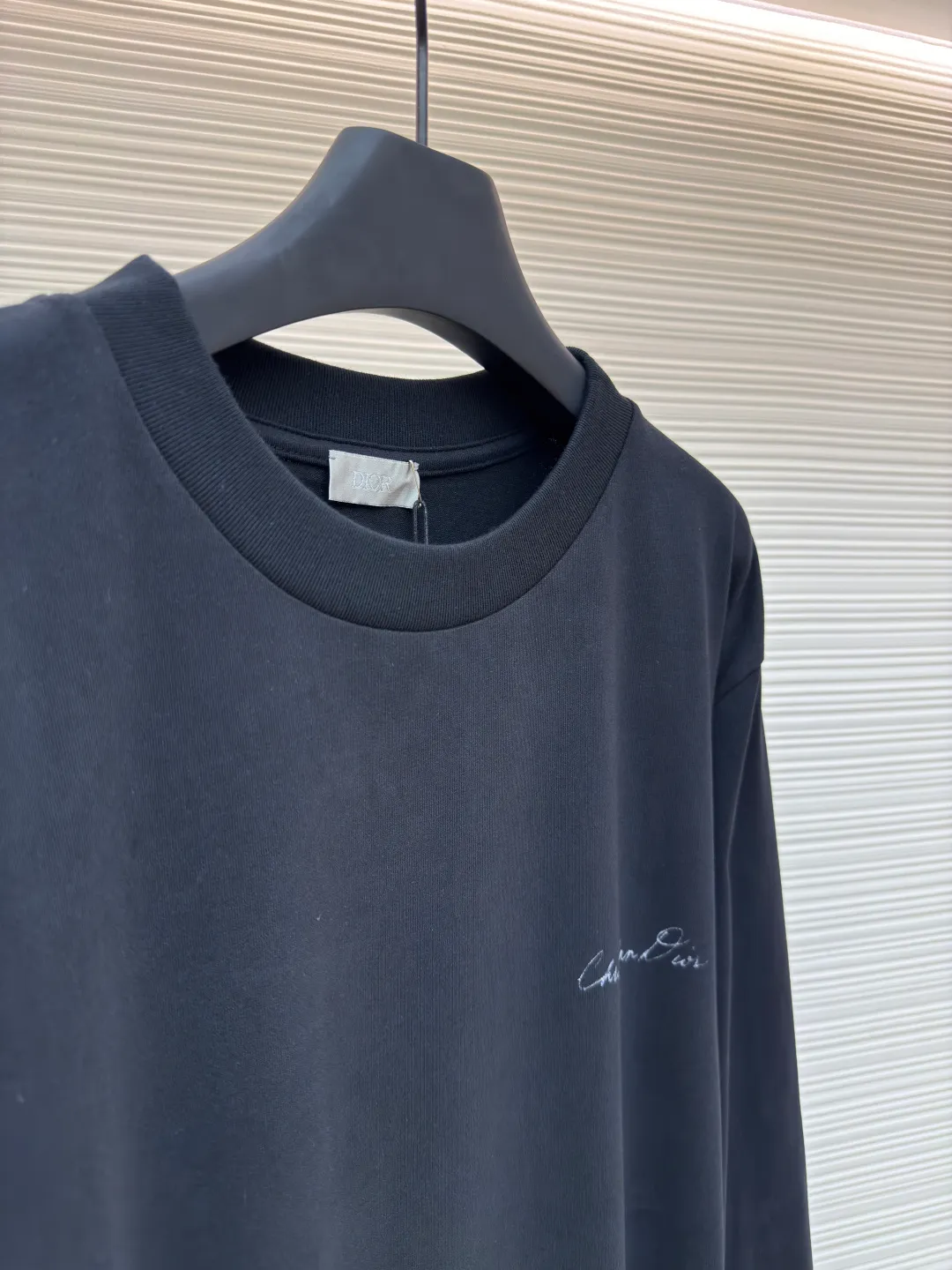 Dior grass printed pullover sweatshirt ●Item number: 1680222-A45 ●Material: pure cotton fabric ●Technology: printing production ●Version: fitted version ●Weight: about 385 grams ●Size: XS-S-M-L ●Description: The fabric is made of 32s double-yarn pure cotton plain weave. The fabric is brushed, with slight cotton wadding on the surface, and the hand feel will become softer. It is matched with 21s double-yarn combed cotton 1*1 flat machine to weave ribs. The front panel is printed with eight-claw machine screen paste, and the letters are laser-engraved with hollow dot film and a 100-mesh mechanical screen is used. The letters on the back panel are made with the same process as the front panel. The flower pattern is printed with color drawing direct injection and dot paste printing. The overall wiring is straight and delicate, the fabric is comfortable and soft, and the color is consistent without color difference. It can be matched with the same style to create a fashionable look and control various occasions. Customized accessories, complete with three standards, same style for men and women!