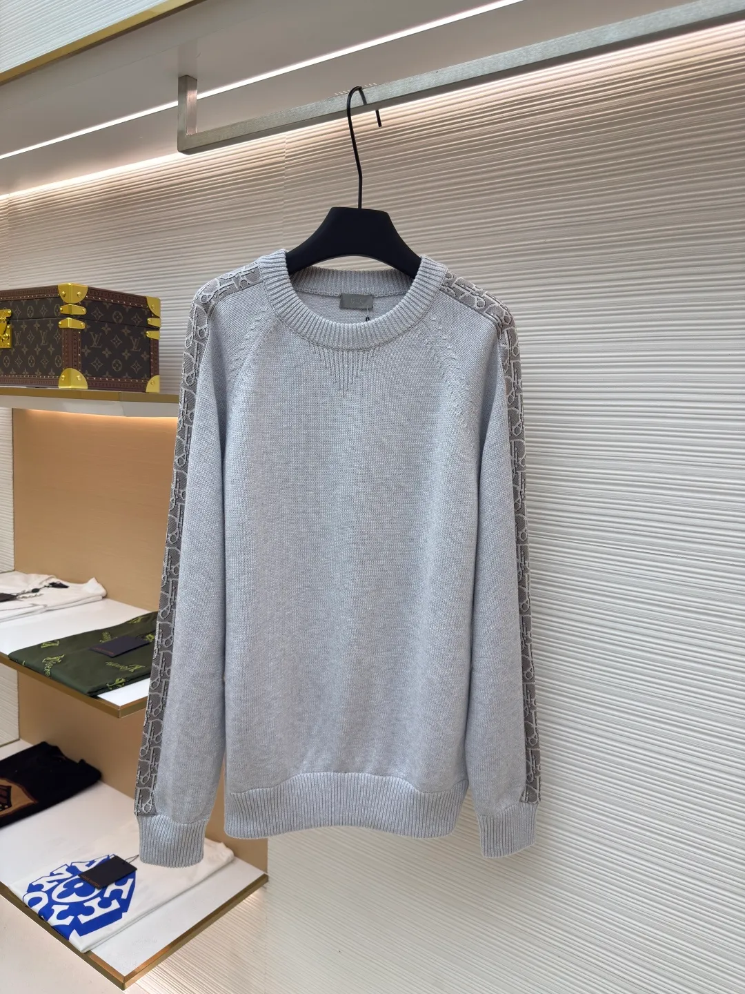 Dior sleeve webbing jacquard sweater ●Authentic product: 11000 purchase and development ●Item number: 1680529-B40 ●Fabric: wool fabric ●Technology: Wool jacquard production ●Version: fitted version ●Weight: about 815 grams ●Size: XS-S-M-L ●Description: The original version is dyed and dyed, and the color similarity is as high as 95%. It is made of 100% fully combed cotton yarn. The body of the clothes is woven on the same 7G loom as the original version. The mulberry silk webbing on both sides is made of 16-needle ultra-fine according to the original version. The needle types are individually knitted, sewn, washed, and finally the webbing is operated by highly skilled lathes. Ordinary lathes cannot carve such a straight webbing. This place particularly tests the lathes' skills. The overall wiring is straight and delicate, the fabric is comfortable and soft, and the color is consistent without color difference. It can be matched with the same style to create a fashionable look, and can be used in various occasions. Customized accessories, complete with three standards, same style for men and women!