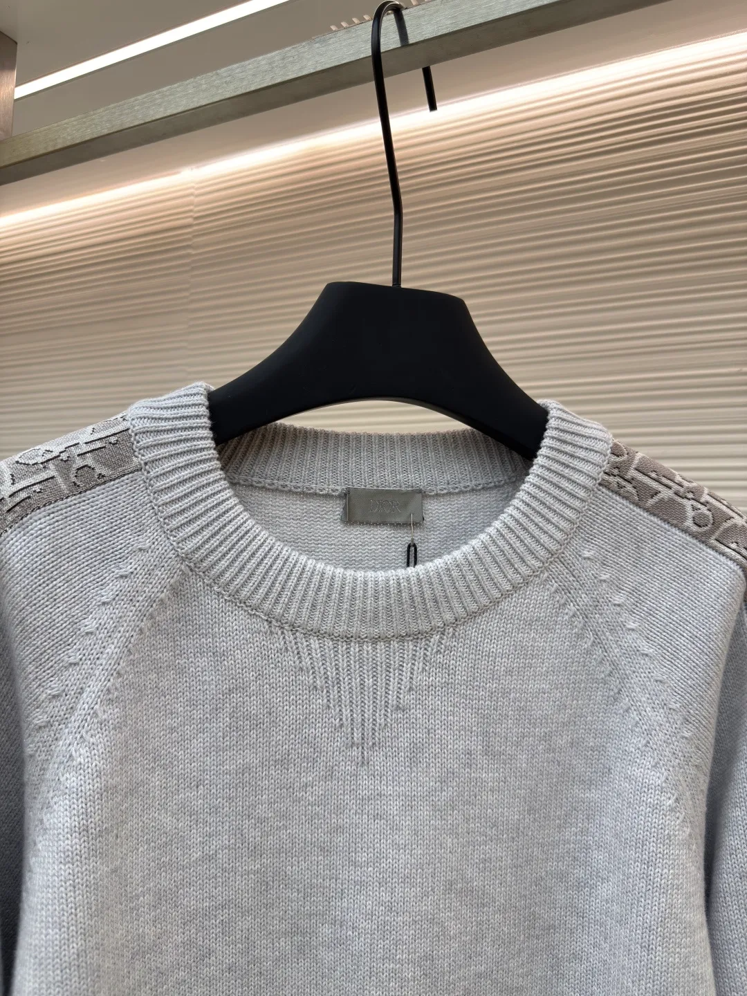 Dior sleeve webbing jacquard sweater ●Authentic product: 11000 purchase and development ●Item number: 1680529-B40 ●Fabric: wool fabric ●Technology: Wool jacquard production ●Version: fitted version ●Weight: about 815 grams ●Size: XS-S-M-L ●Description: The original version is dyed and dyed, and the color similarity is as high as 95%. It is made of 100% fully combed cotton yarn. The body of the clothes is woven on the same 7G loom as the original version. The mulberry silk webbing on both sides is made of 16-needle ultra-fine according to the original version. The needle types are individually knitted, sewn, washed, and finally the webbing is operated by highly skilled lathes. Ordinary lathes cannot carve such a straight webbing. This place particularly tests the lathes' skills. The overall wiring is straight and delicate, the fabric is comfortable and soft, and the color is consistent without color difference. It can be matched with the same style to create a fashionable look, and can be used in various occasions. Customized accessories, complete with three standards, same style for men and women!
