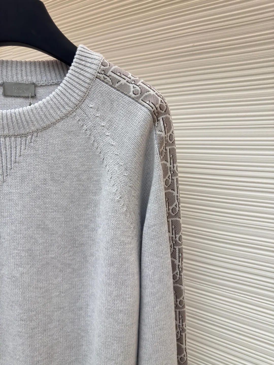 Dior sleeve webbing jacquard sweater ●Authentic product: 11000 purchase and development ●Item number: 1680529-B40 ●Fabric: wool fabric ●Technology: Wool jacquard production ●Version: fitted version ●Weight: about 815 grams ●Size: XS-S-M-L ●Description: The original version is dyed and dyed, and the color similarity is as high as 95%. It is made of 100% fully combed cotton yarn. The body of the clothes is woven on the same 7G loom as the original version. The mulberry silk webbing on both sides is made of 16-needle ultra-fine according to the original version. The needle types are individually knitted, sewn, washed, and finally the webbing is operated by highly skilled lathes. Ordinary lathes cannot carve such a straight webbing. This place particularly tests the lathes' skills. The overall wiring is straight and delicate, the fabric is comfortable and soft, and the color is consistent without color difference. It can be matched with the same style to create a fashionable look, and can be used in various occasions. Customized accessories, complete with three standards, same style for men and women!