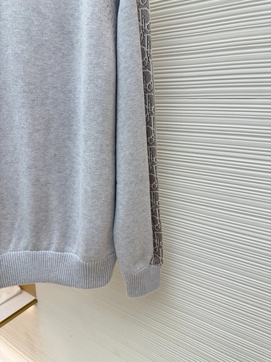 Dior sleeve webbing jacquard sweater ●Authentic product: 11000 purchase and development ●Item number: 1680529-B40 ●Fabric: wool fabric ●Technology: Wool jacquard production ●Version: fitted version ●Weight: about 815 grams ●Size: XS-S-M-L ●Description: The original version is dyed and dyed, and the color similarity is as high as 95%. It is made of 100% fully combed cotton yarn. The body of the clothes is woven on the same 7G loom as the original version. The mulberry silk webbing on both sides is made of 16-needle ultra-fine according to the original version. The needle types are individually knitted, sewn, washed, and finally the webbing is operated by highly skilled lathes. Ordinary lathes cannot carve such a straight webbing. This place particularly tests the lathes' skills. The overall wiring is straight and delicate, the fabric is comfortable and soft, and the color is consistent without color difference. It can be matched with the same style to create a fashionable look, and can be used in various occasions. Customized accessories, complete with three standards, same style for men and women!