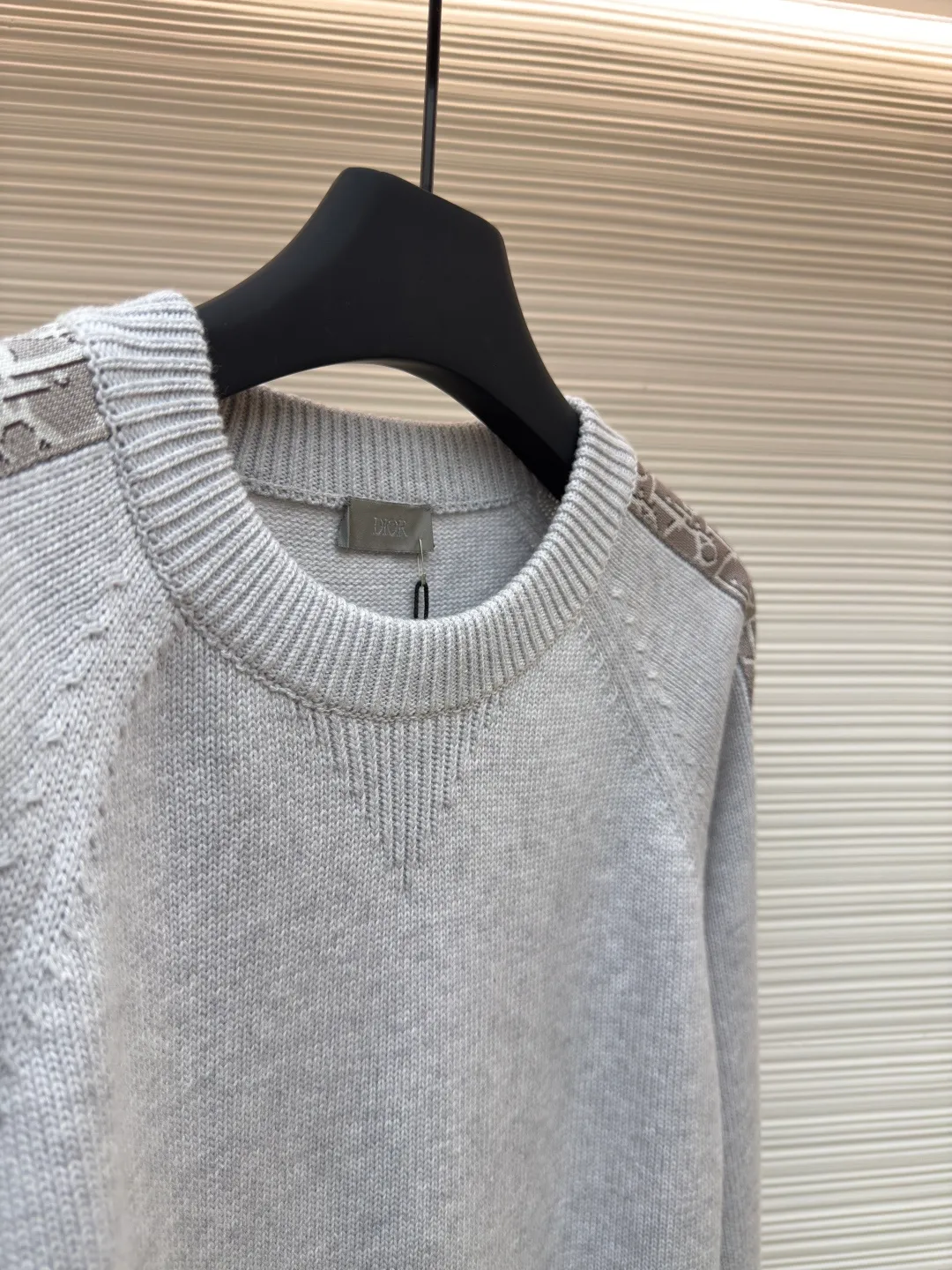 Dior sleeve webbing jacquard sweater ●Authentic product: 11000 purchase and development ●Item number: 1680529-B40 ●Fabric: wool fabric ●Technology: Wool jacquard production ●Version: fitted version ●Weight: about 815 grams ●Size: XS-S-M-L ●Description: The original version is dyed and dyed, and the color similarity is as high as 95%. It is made of 100% fully combed cotton yarn. The body of the clothes is woven on the same 7G loom as the original version. The mulberry silk webbing on both sides is made of 16-needle ultra-fine according to the original version. The needle types are individually knitted, sewn, washed, and finally the webbing is operated by highly skilled lathes. Ordinary lathes cannot carve such a straight webbing. This place particularly tests the lathes' skills. The overall wiring is straight and delicate, the fabric is comfortable and soft, and the color is consistent without color difference. It can be matched with the same style to create a fashionable look, and can be used in various occasions. Customized accessories, complete with three standards, same style for men and women!