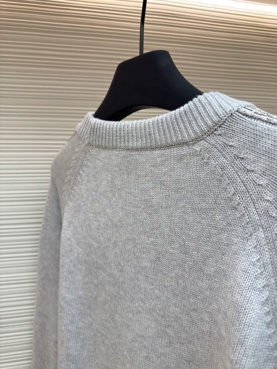 Dior sleeve webbing jacquard sweater ●Authentic product: 11000 purchase and development ●Item number: 1680529-B40 ●Fabric: wool fabric ●Technology: Wool jacquard production ●Version: fitted version ●Weight: about 815 grams ●Size: XS-S-M-L ●Description: The original version is dyed and dyed, and the color similarity is as high as 95%. It is made of 100% fully combed cotton yarn. The body of the clothes is woven on the same 7G loom as the original version. The mulberry silk webbing on both sides is made of 16-needle ultra-fine according to the original version. The needle types are individually knitted, sewn, washed, and finally the webbing is operated by highly skilled lathes. Ordinary lathes cannot carve such a straight webbing. This place particularly tests the lathes' skills. The overall wiring is straight and delicate, the fabric is comfortable and soft, and the color is consistent without color difference. It can be matched with the same style to create a fashionable look, and can be used in various occasions. Customized accessories, complete with three standards, same style for men and women!
