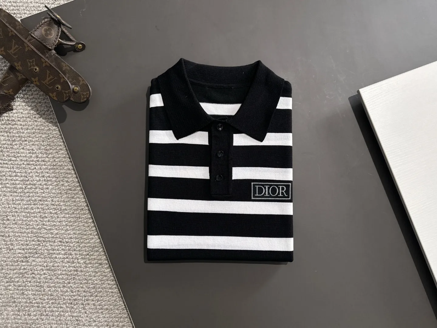 🅿️330 shipped next day. High quality Dior 2025 spring and summer new men's lapel short-sleeved T-shirt. Made of combed cotton yarn knitted cotton fabric. Pure cotton high-weight special yarn. It feels heavy when weighed. The upper body is also more textured than ordinary T-shirts. This texture can cope with the weather easily and is suitable for both hot and cold! The pattern on the chest adopts three-dimensional embroidery technology, and is perfectly produced stitch by stitch with reference to the original version! Loose fit design, looks noble. Size: M to XXXL