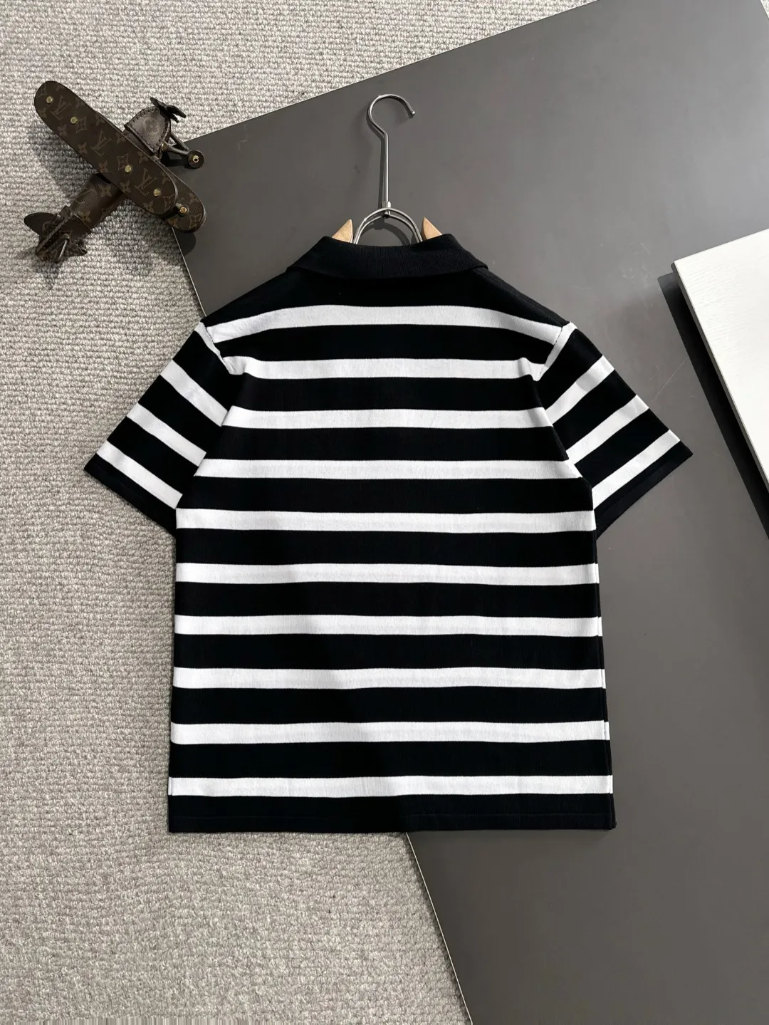 🅿️330 shipped next day. High quality Dior 2025 spring and summer new men's lapel short-sleeved T-shirt. Made of combed cotton yarn knitted cotton fabric. Pure cotton high-weight special yarn. It feels heavy when weighed. The upper body is also more textured than ordinary T-shirts. This texture can cope with the weather easily and is suitable for both hot and cold! The pattern on the chest adopts three-dimensional embroidery technology, and is perfectly produced stitch by stitch with reference to the original version! Loose fit design, looks noble. Size: M to XXXL