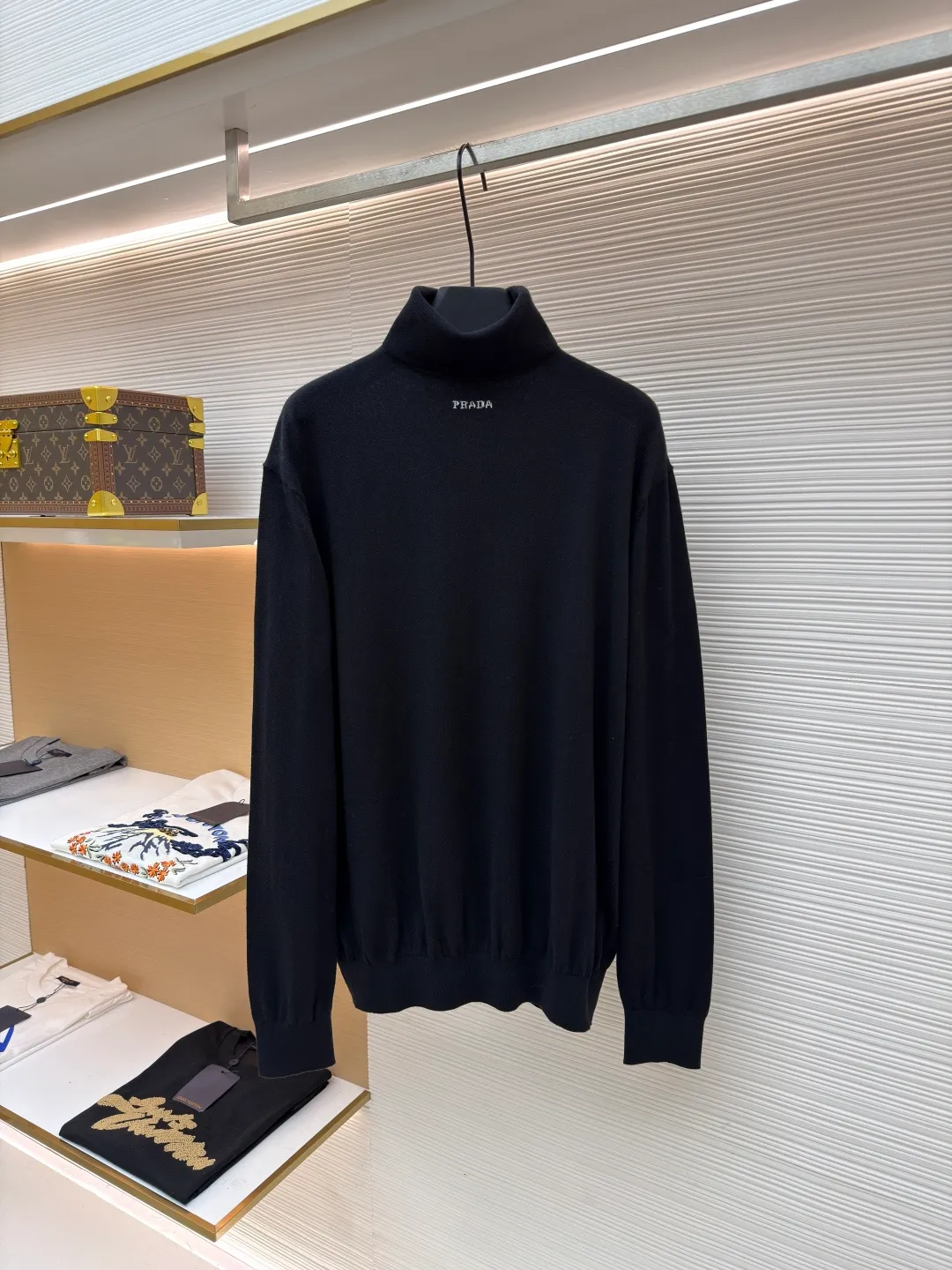 Prada jacquard turtleneck sweater ●Original version: Purchased and developed for 13600 ●Item number: 1681364-A75 ●Material: mercerized worsted wool fabric ●Technology: jacquard production ●Color: black ●Version: fitted version ●Weight: about 235 grams ●Size: 46-48-50-52 ●Description: Custom-woven mercerized worsted wool, soft and delicate, comfortable and close to the skin, with pure and clean white as the main color Self-sufficient, restrained and layered, self-evident elegance. The black PRADA logo forms a low-key dialogue with the soft sheen of white wool. It is accurately anchored under the collarbone at the visual golden section. It interprets PRADA's brand philosophy of minimalism and luxury. With the turtleneck version as the core, functional warmth is sublimated into aesthetic expression. Less is more. With an inclusive attitude, it becomes the invisible base of all your looks. Made of jacquard machine imported from Germany. Precisely control the arrangement and interweaving of yarns. Carefully interwoven on the loom. Prada logo jacquard artistic pattern inlay makes the fabric more vivid and three-dimensional, and the garment washing water is softened and deodorized using professional washing equipment and specific detergents to deeply clean and deodorize the clothes to improve the feel and appearance of the clothes. The overall wiring is straight and delicate, the fabric is comfortable and soft, and the color is consistent without color difference. It can be matched with the same style to create a fashionable look, and can be used in various occasions. Customized accessories, complete with three standards, the same style for men and women.