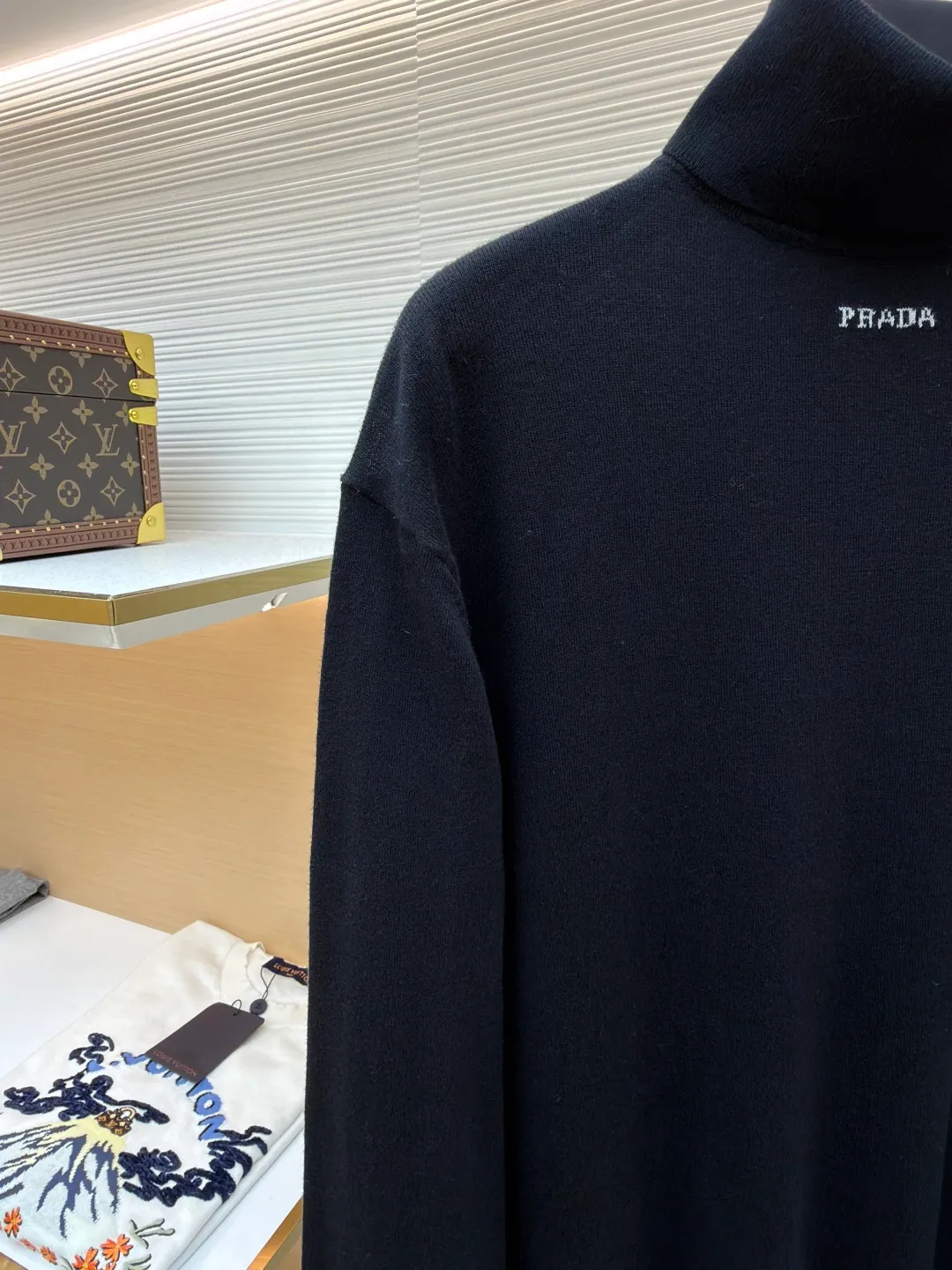 Prada jacquard turtleneck sweater ●Original version: Purchased and developed for 13600 ●Item number: 1681364-A75 ●Material: mercerized worsted wool fabric ●Technology: jacquard production ●Color: black ●Version: fitted version ●Weight: about 235 grams ●Size: 46-48-50-52 ●Description: Custom-woven mercerized worsted wool, soft and delicate, comfortable and close to the skin, with pure and clean white as the main color Self-sufficient, restrained and layered, self-evident elegance. The black PRADA logo forms a low-key dialogue with the soft sheen of white wool. It is accurately anchored under the collarbone at the visual golden section. It interprets PRADA's brand philosophy of minimalism and luxury. With the turtleneck version as the core, functional warmth is sublimated into aesthetic expression. Less is more. With an inclusive attitude, it becomes the invisible base of all your looks. Made of jacquard machine imported from Germany. Precisely control the arrangement and interweaving of yarns. Carefully interwoven on the loom. Prada logo jacquard artistic pattern inlay makes the fabric more vivid and three-dimensional, and the garment washing water is softened and deodorized using professional washing equipment and specific detergents to deeply clean and deodorize the clothes to improve the feel and appearance of the clothes. The overall wiring is straight and delicate, the fabric is comfortable and soft, and the color is consistent without color difference. It can be matched with the same style to create a fashionable look, and can be used in various occasions. Customized accessories, complete with three standards, the same style for men and women.