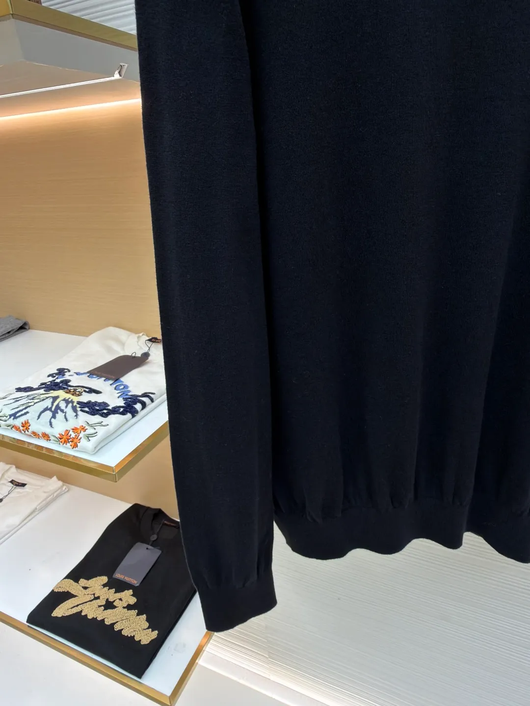 Prada jacquard turtleneck sweater ●Original version: Purchased and developed for 13600 ●Item number: 1681364-A75 ●Material: mercerized worsted wool fabric ●Technology: jacquard production ●Color: black ●Version: fitted version ●Weight: about 235 grams ●Size: 46-48-50-52 ●Description: Custom-woven mercerized worsted wool, soft and delicate, comfortable and close to the skin, with pure and clean white as the main color Self-sufficient, restrained and layered, self-evident elegance. The black PRADA logo forms a low-key dialogue with the soft sheen of white wool. It is accurately anchored under the collarbone at the visual golden section. It interprets PRADA's brand philosophy of minimalism and luxury. With the turtleneck version as the core, functional warmth is sublimated into aesthetic expression. Less is more. With an inclusive attitude, it becomes the invisible base of all your looks. Made of jacquard machine imported from Germany. Precisely control the arrangement and interweaving of yarns. Carefully interwoven on the loom. Prada logo jacquard artistic pattern inlay makes the fabric more vivid and three-dimensional, and the garment washing water is softened and deodorized using professional washing equipment and specific detergents to deeply clean and deodorize the clothes to improve the feel and appearance of the clothes. The overall wiring is straight and delicate, the fabric is comfortable and soft, and the color is consistent without color difference. It can be matched with the same style to create a fashionable look, and can be used in various occasions. Customized accessories, complete with three standards, the same style for men and women.