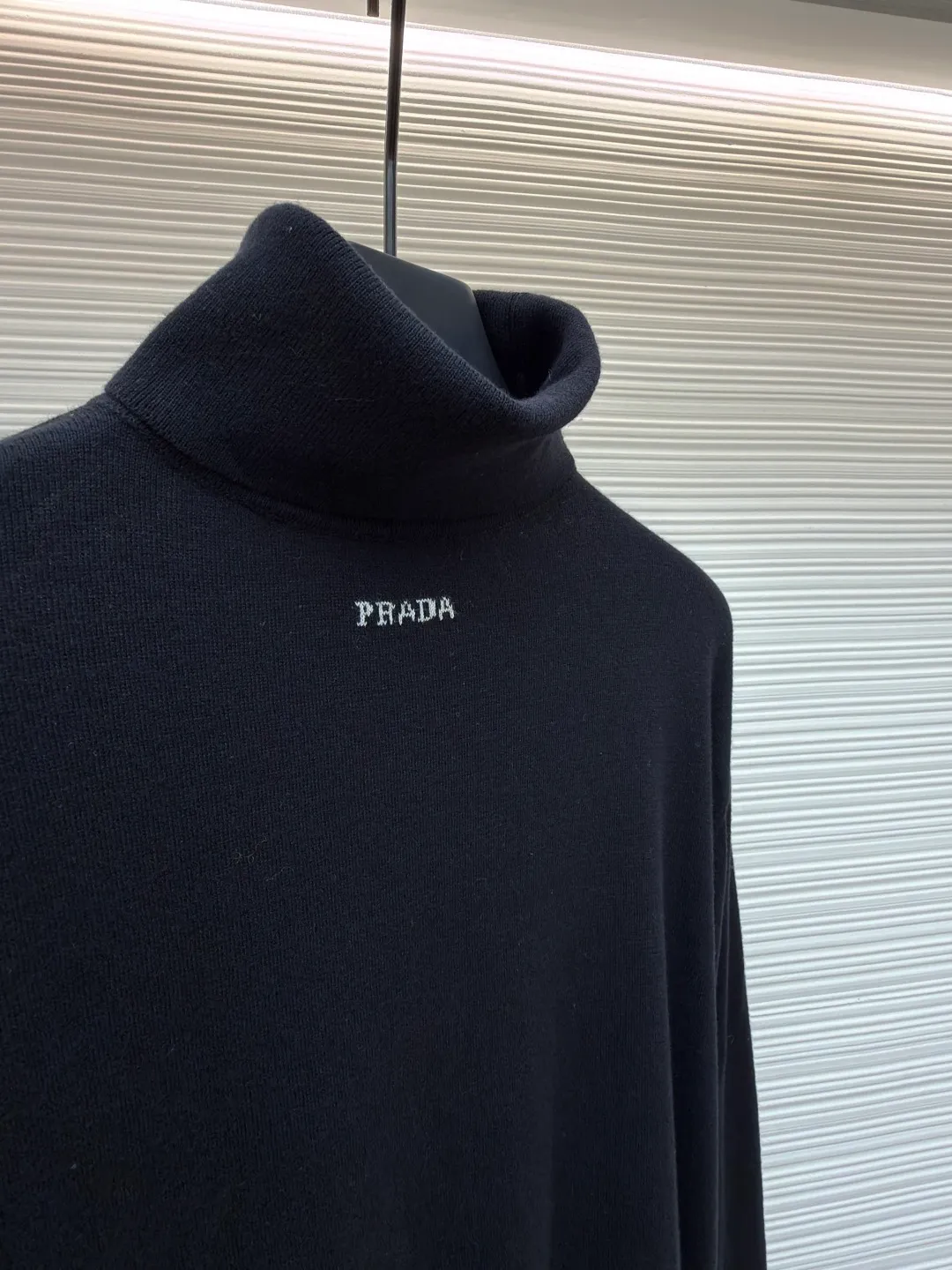 Prada jacquard turtleneck sweater ●Original version: Purchased and developed for 13600 ●Item number: 1681364-A75 ●Material: mercerized worsted wool fabric ●Technology: jacquard production ●Color: black ●Version: fitted version ●Weight: about 235 grams ●Size: 46-48-50-52 ●Description: Custom-woven mercerized worsted wool, soft and delicate, comfortable and close to the skin, with pure and clean white as the main color Self-sufficient, restrained and layered, self-evident elegance. The black PRADA logo forms a low-key dialogue with the soft sheen of white wool. It is accurately anchored under the collarbone at the visual golden section. It interprets PRADA's brand philosophy of minimalism and luxury. With the turtleneck version as the core, functional warmth is sublimated into aesthetic expression. Less is more. With an inclusive attitude, it becomes the invisible base of all your looks. Made of jacquard machine imported from Germany. Precisely control the arrangement and interweaving of yarns. Carefully interwoven on the loom. Prada logo jacquard artistic pattern inlay makes the fabric more vivid and three-dimensional, and the garment washing water is softened and deodorized using professional washing equipment and specific detergents to deeply clean and deodorize the clothes to improve the feel and appearance of the clothes. The overall wiring is straight and delicate, the fabric is comfortable and soft, and the color is consistent without color difference. It can be matched with the same style to create a fashionable look, and can be used in various occasions. Customized accessories, complete with three standards, the same style for men and women.