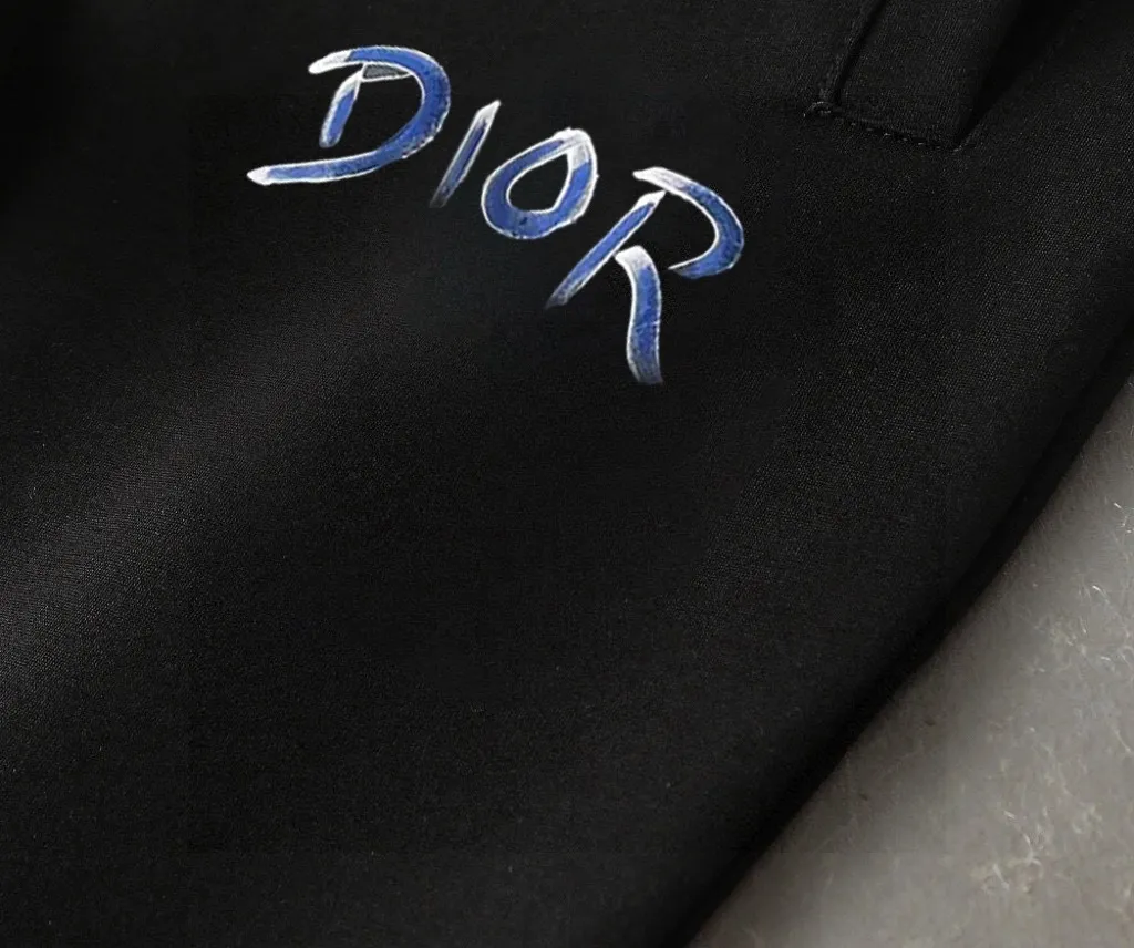 🅿️460 direct batch brand [DIOR Dior] (velvet and thickened) 2025 autumn and winter new products, celebrities' favorite fashionable casual suits, clean and neat tailoring, full of urban style. Made of high-quality customized fabrics, the inner warmth is excellent, the hand feels soft and dry, and the upper body effect is crisp and stylish. The three-dimensional cutting process and the pattern are all of high standards, and the silhouette version has the right benefits! It is not tight at all, and you feel good when you put it on. So many top-quality raw materials create high-end products with unparalleled value. It is the first choice for high-end fashion people. (Size: M-4XL can wear up to 200 pounds)