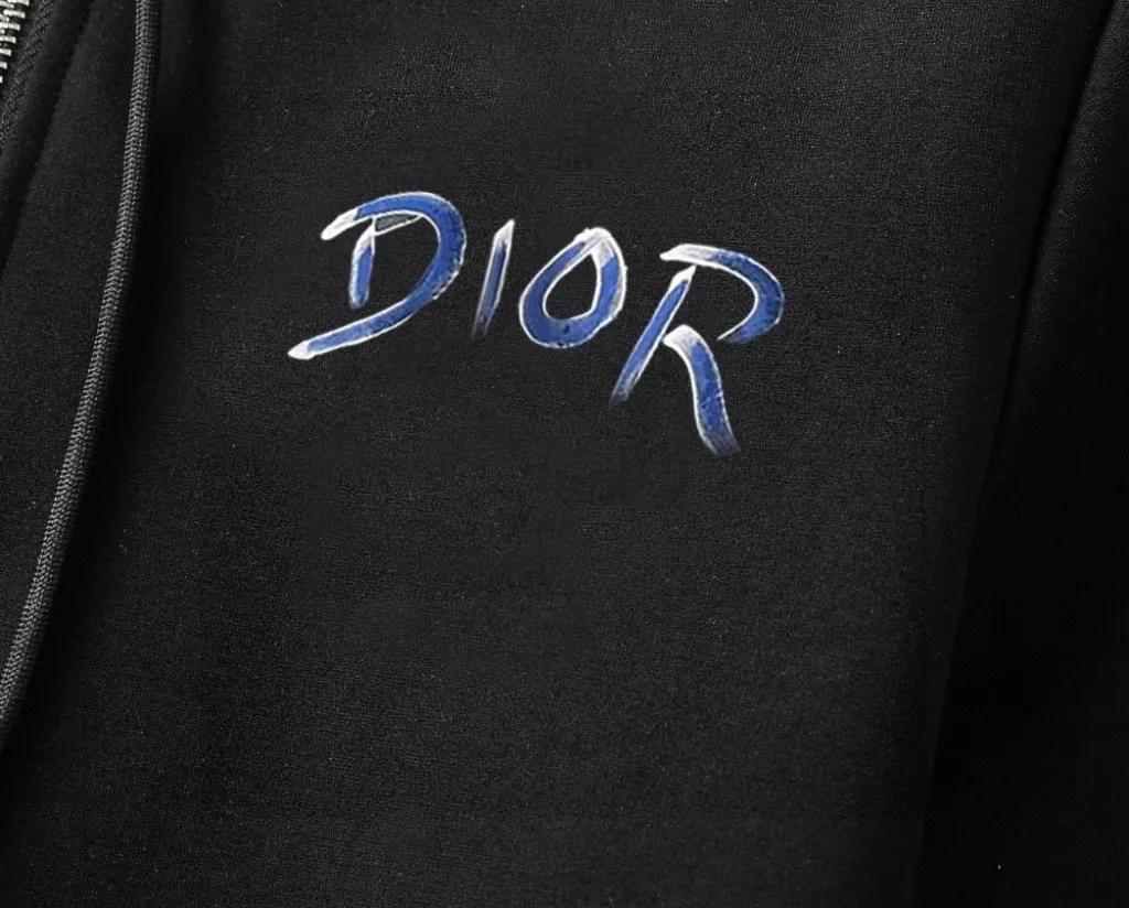 🅿️460 direct batch brand [DIOR Dior] (velvet and thickened) 2025 autumn and winter new products, celebrities' favorite fashionable casual suits, clean and neat tailoring, full of urban style. Made of high-quality customized fabrics, the inner warmth is excellent, the hand feels soft and dry, and the upper body effect is crisp and stylish. The three-dimensional cutting process and the pattern are all of high standards, and the silhouette version has the right benefits! It is not tight at all, and you feel good when you put it on. So many top-quality raw materials create high-end products with unparalleled value. It is the first choice for high-end fashion people. (Size: M-4XL can wear up to 200 pounds)