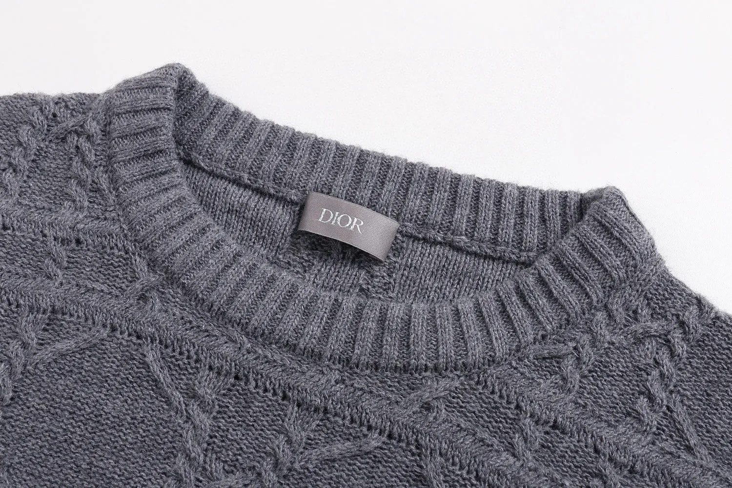 🅿️450 [Exclusive supply] CD cannage pattern cashmere crew neck sweater (grey) Original purchase and development of 22,000, the fabric is made of 16-count cashmere blend, imported German (Stohl) 5 knitting machine, wool jacquard, wool enzyme washing, customized 1:1 trademark, hand washing is recommended (this product is woven from wool and is not easy to machine wash) Size: S-M-L-XL