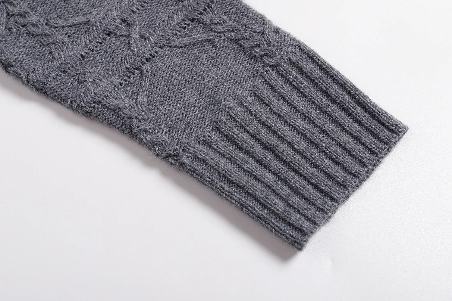 🅿️450 [Exclusive supply] CD cannage pattern cashmere crew neck sweater (grey) Original purchase and development of 22,000, the fabric is made of 16-count cashmere blend, imported German (Stohl) 5 knitting machine, wool jacquard, wool enzyme washing, customized 1:1 trademark, hand washing is recommended (this product is woven from wool and is not easy to machine wash) Size: S-M-L-XL