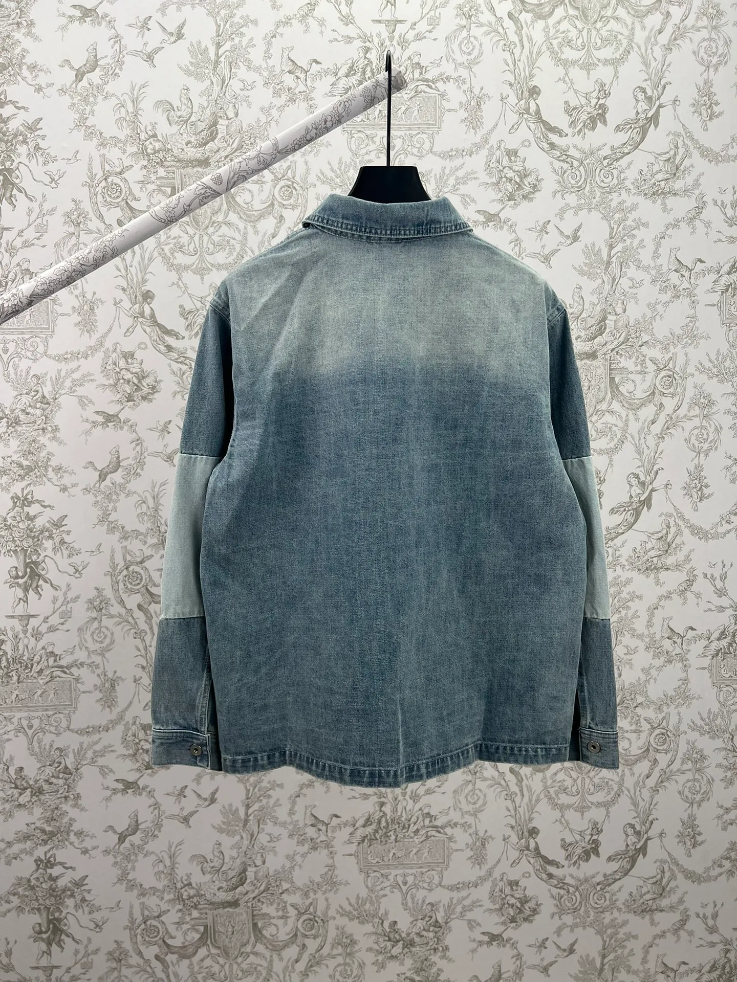 🅿️560 Dior 25ss new CD new washed spliced ​​embroidered denim jacket. Customized stonewashed cotton denim denim fabric with heavy washing and whitening process, customized accessories, loose fit. Code number: 46.48.50.52.