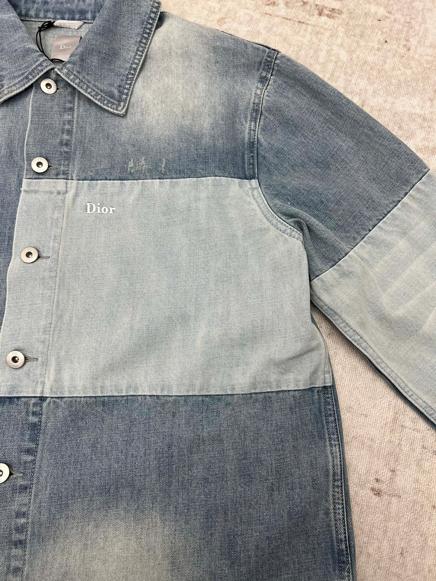🅿️560 Dior 25ss new CD new washed spliced ​​embroidered denim jacket. Customized stonewashed cotton denim denim fabric with heavy washing and whitening process, customized accessories, loose fit. Code number: 46.48.50.52.