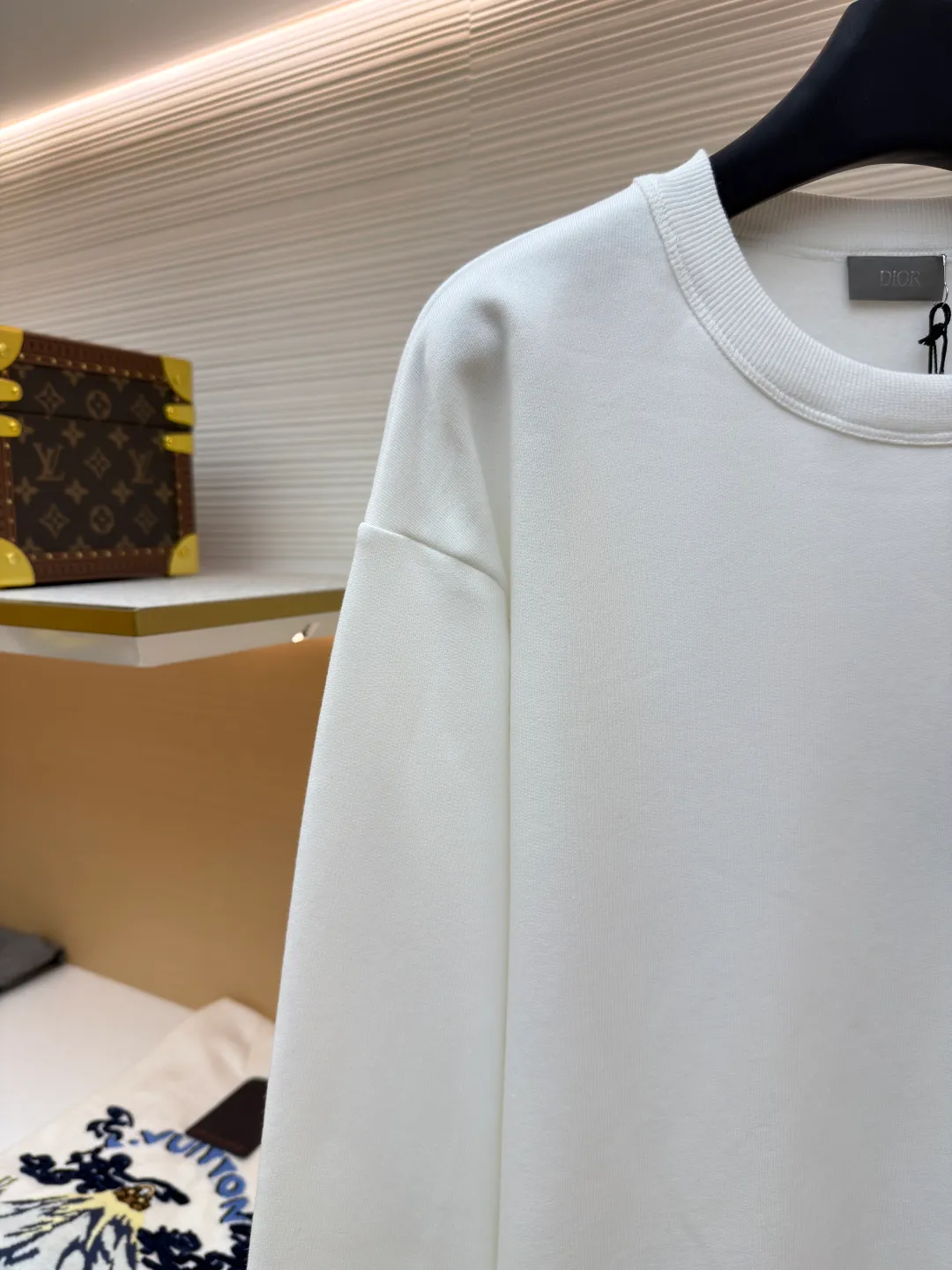 Dior woven satin badge crew neck sweatshirt ●Original version: Purchased and developed by 9976 ●Item number: 1681701-A60 ●Fabric: cotton fleece terry fabric ●Technology: embroidery production ●Color: white ●Version: fitted version ●Weight: about 575 grams ●Size: XS-S-M-L ●Description: The pure cotton texture fabric is made of 26-count double yarn + 10-count base yarn terry fabric, with a weight of 380g/㎡; it is matched with 21-count 2x2 rib, and the composition is 95% cotton and 5% spandex; the weight is 380g/㎡. The 26-count double yarn is used as the surface yarn, and the yarn is thinner, ensuring the delicate and smooth appearance of the fabric and good color fastness; while the 10-count bottom yarn is used as the terry yarn, and the yarn is thicker, forming loose loops during weaving. After unified raising or brushing treatment in the later stage, a layer of rich, dense and soft velvet is formed on the inside of the fabric. The high weight gives the sweatshirt a heavy drape and crisp texture, making it less prone to wrinkles and with stronger styling capabilities. The pure cotton material ensures excellent breathability, moisture absorption and skin-friendly feel, and the final white color appears pure and rich in texture. The overall wiring is straight and delicate, the fabric is comfortable and soft, and the color is consistent without color difference. It can be matched with the same style to create a fashionable look and control various occasions. Customized accessories, complete with three standards, same style for men and women!