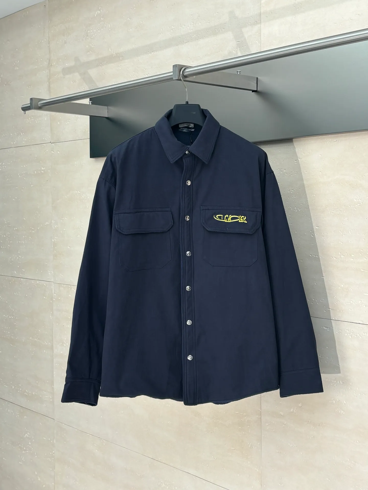 🅿️560 Dio*/Dior 24 new navy blue cotton denim is carefully made of navy blue cotton denim, decorated with contrasting AND LEWIS HLTON embroidery on the chest and back, highlighting the classic logo with graphic design. Can be paired with matching accessories to create a comfortable oversized fit Size: S/M/L/XL