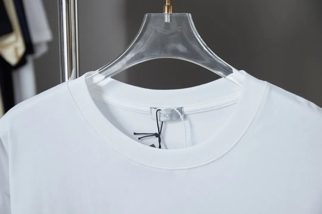 🅿️180 Christian Dior CD 25SS early spring new style, joint ski series, newspaper pattern logo short sleeves, light luxury, essential item for daily commuting for men and women, correct version, welcome to compare, detailed features · 280g 100% pure cotton double yarn jersey fabric · Custom dyed in the same cylinder, special thickened 32 count double-strand 1X1 thread · Imported digital direct-injection printing pattern · Double-needle stitching and cross-stitching process · Original main mark, washed tag, brand moisture-proof paper packaging Color: White/Black Size: S/M/L/XL