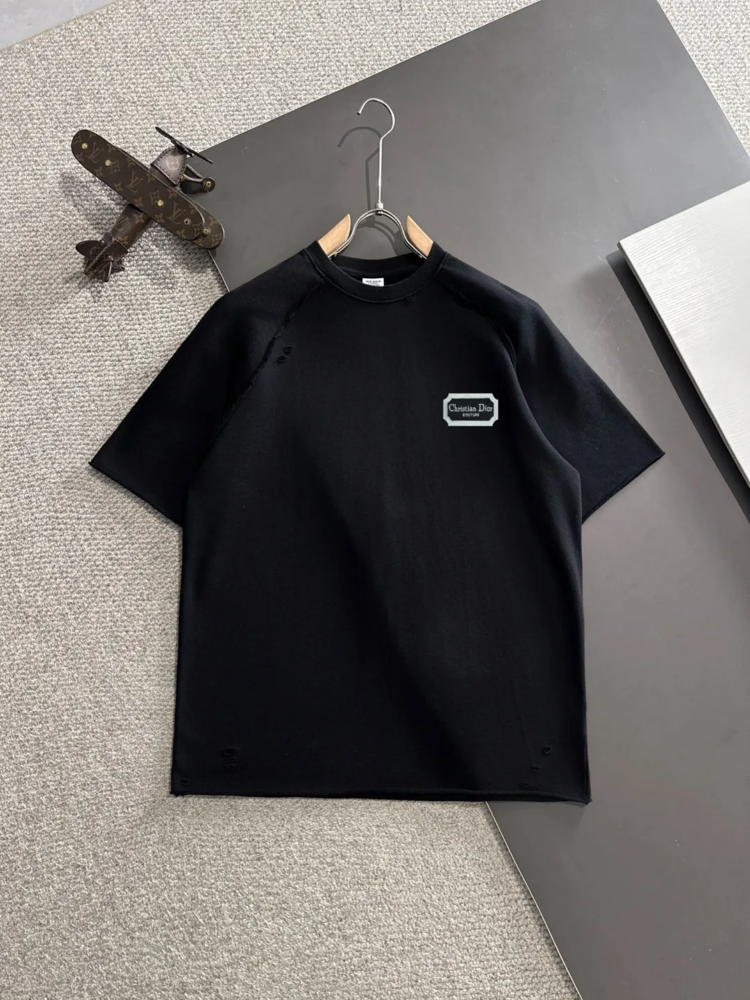 🅿️270 shipped next day. High quality DIOR/Dior 2025 spring and summer new men's batik washed short-sleeved T-shirt. Made of heavy combed double yarn fabric after washing. The high-strength fabric feels full of weight when weighed. The upper body is also more textured than ordinary T-shirts and is not easy to deform. This texture can cope with the weather. It absorbs sweat and is breathable, suitable for both hot and cold! Perfectly produced with reference to the original stitch and stitch! Loose fit design, looks noble. Sizes: S to XXL