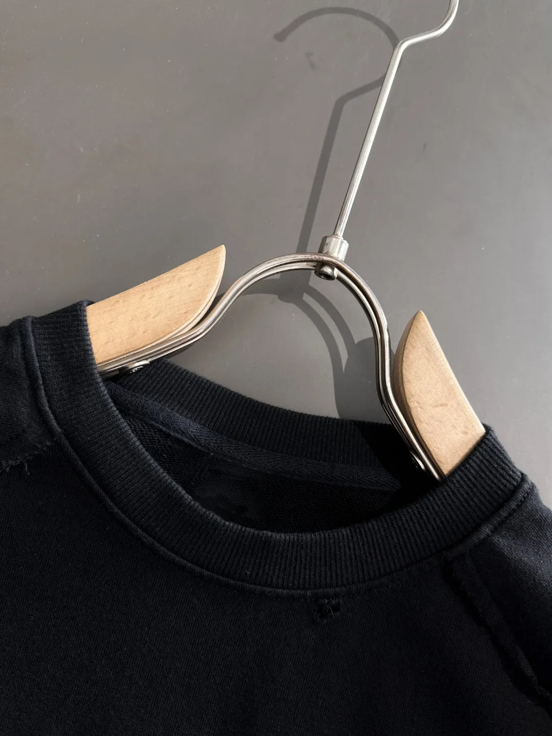 🅿️270 shipped next day. High quality DIOR/Dior 2025 spring and summer new men's batik washed short-sleeved T-shirt. Made of heavy combed double yarn fabric after washing. The high-strength fabric feels full of weight when weighed. The upper body is also more textured than ordinary T-shirts and is not easy to deform. This texture can cope with the weather. It absorbs sweat and is breathable, suitable for both hot and cold! Perfectly produced with reference to the original stitch and stitch! Loose fit design, looks noble. Sizes: S to XXL