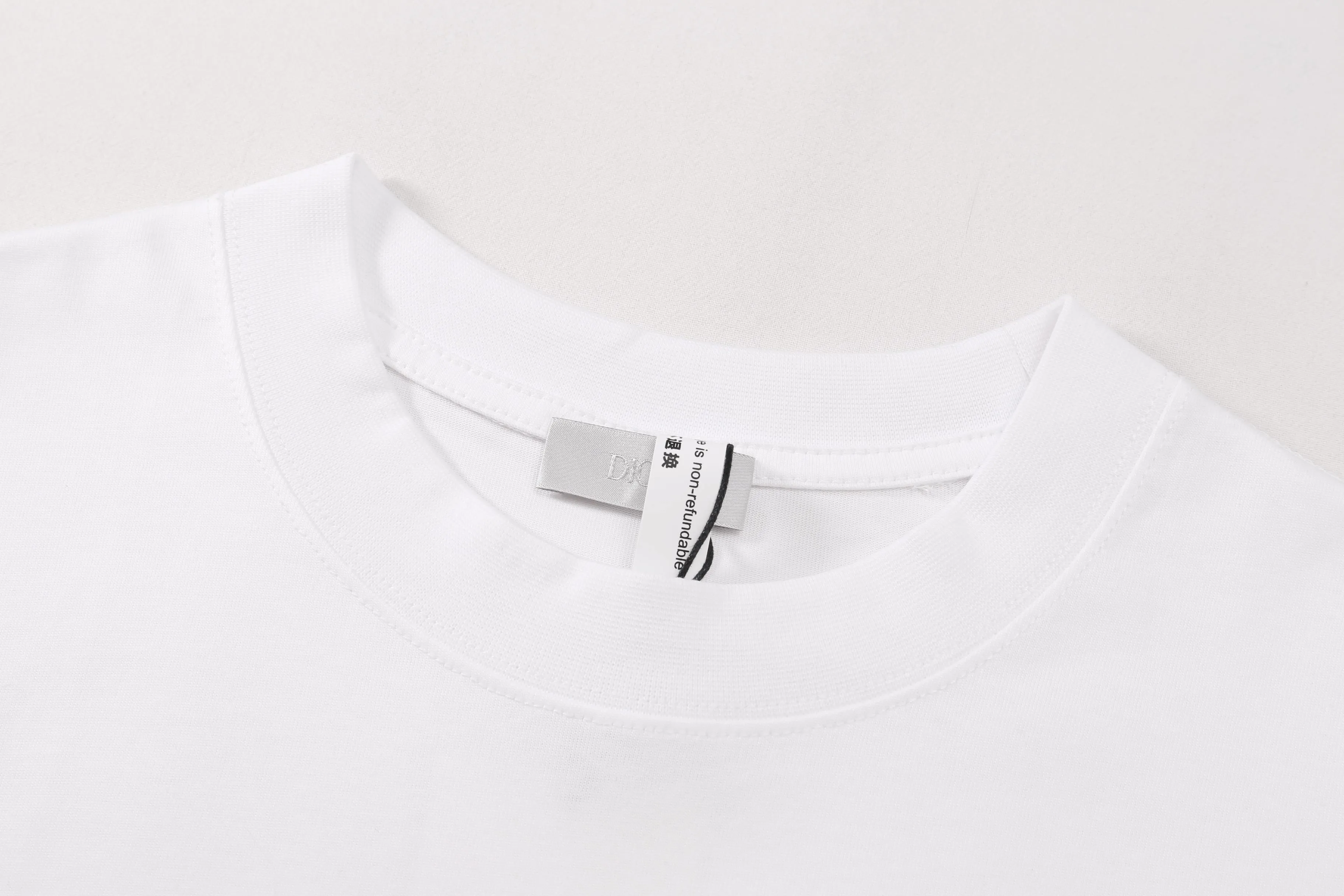 🅿️190 Correct version of high-quality DIO*X kaws 25ss Year of the Snake series embroidered short-sleeved T-shirt. Made of 21s double yarn cotton plain fabric. Purchased the Y version [AB color] to analyze the dye ratio, order and dye the bulk fabric thread color, the front panel is embroidered with Tajima embroidery machine imported from Japan, mercerized multi-color hemming embroidery method, matching new Year of the Snake co-branded hangtag.  SIZE: XS S M L