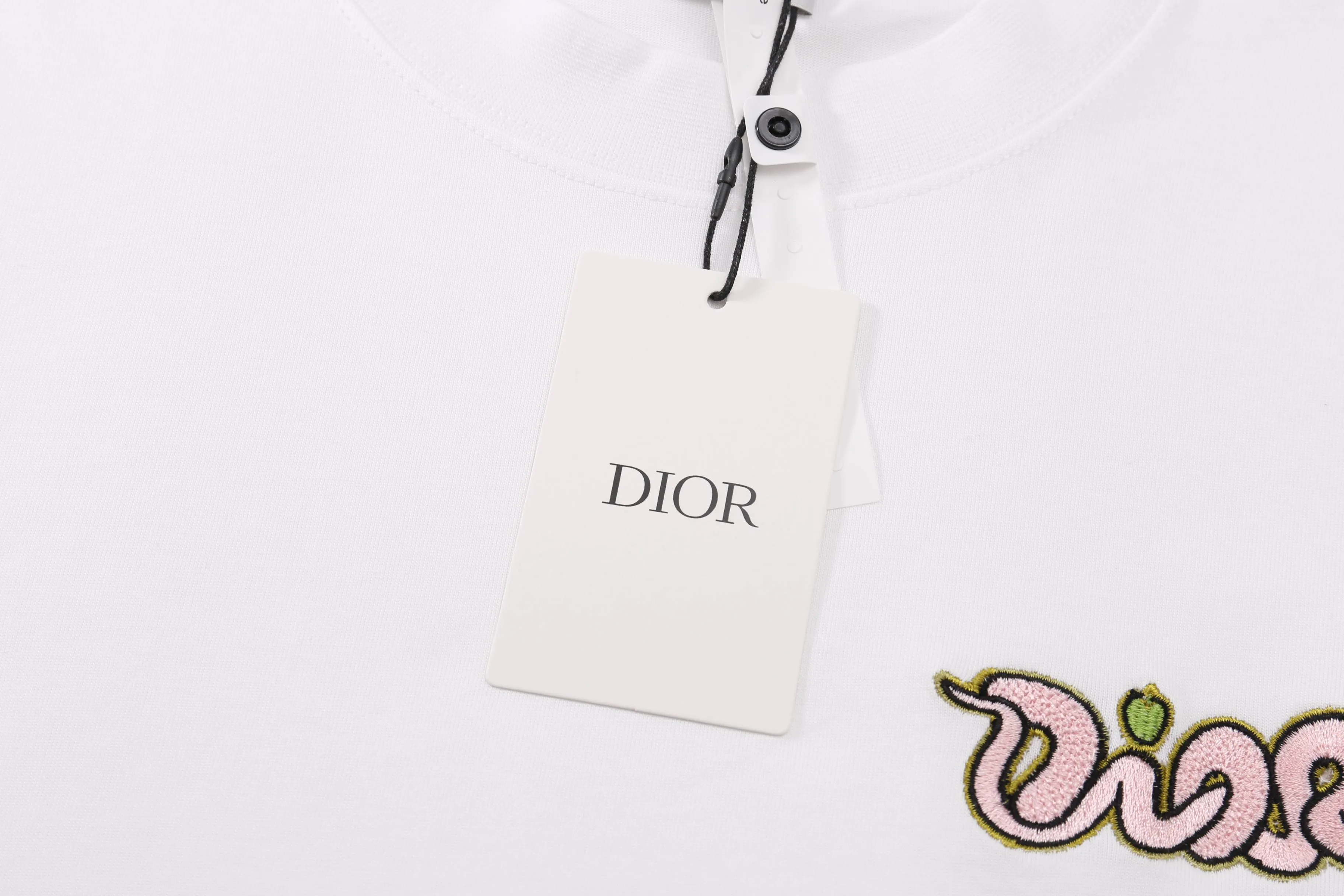🅿️190 Correct version of high-quality DIO*X kaws 25ss Year of the Snake series embroidered short-sleeved T-shirt. Made of 21s double yarn cotton plain fabric. Purchased the Y version [AB color] to analyze the dye ratio, order and dye the bulk fabric thread color, the front panel is embroidered with Tajima embroidery machine imported from Japan, mercerized multi-color hemming embroidery method, matching new Year of the Snake co-branded hangtag.  SIZE: XS S M L