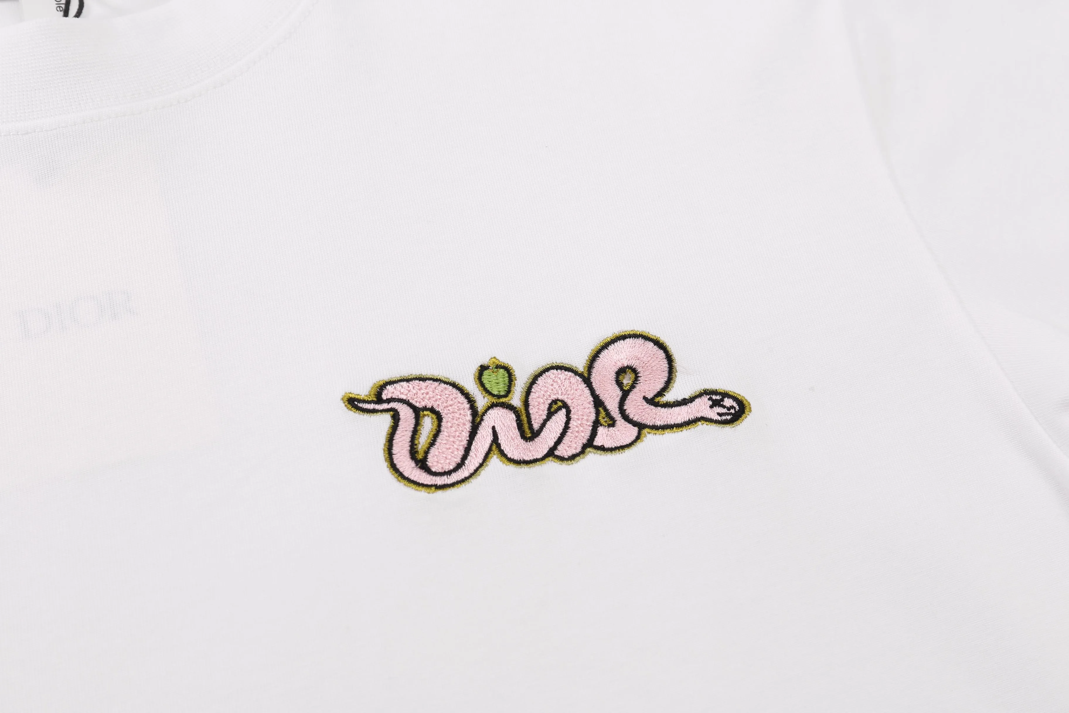 🅿️190 Correct version of high-quality DIO*X kaws 25ss Year of the Snake series embroidered short-sleeved T-shirt. Made of 21s double yarn cotton plain fabric. Purchased the Y version [AB color] to analyze the dye ratio, order and dye the bulk fabric thread color, the front panel is embroidered with Tajima embroidery machine imported from Japan, mercerized multi-color hemming embroidery method, matching new Year of the Snake co-branded hangtag.  SIZE: XS S M L