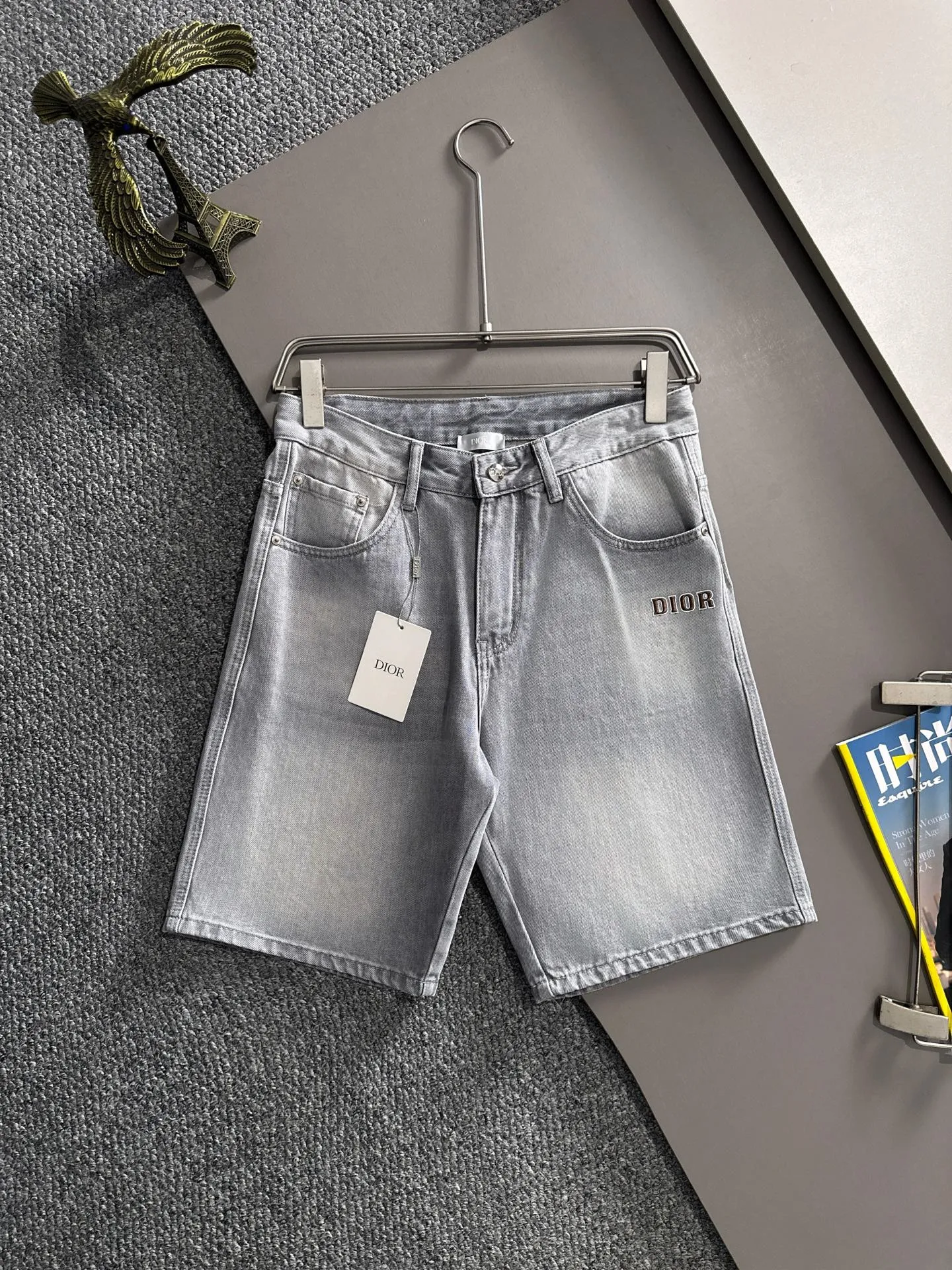 🅿️330 Dior 2025 summer new jeans denim shorts are produced using imported Japanese Denim plain cotton denim fabrics, complete with three standards. The top stone-washed process makes the texture reach the old taste of the 1980s. It is soft, delicate, comfortable and breathable. The color has a modern and fashionable vicissitudes. The upper body is versatile and fashionable! Light luxury, a must-have item for daily commuting! Code number: 28-40 (please state your height and weight when placing an order)